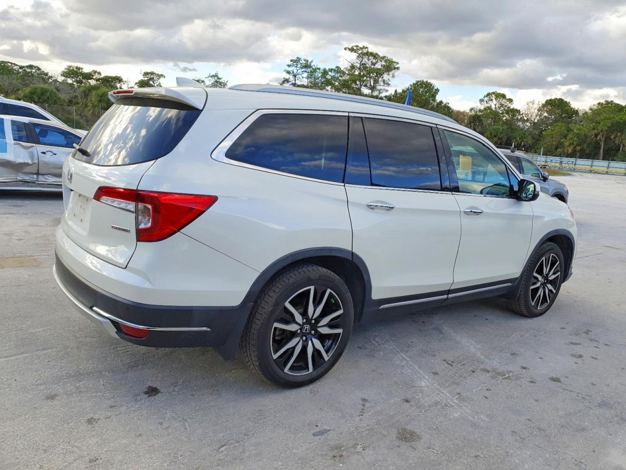 2019 Honda Pilot Touring White vin: 5FNYF5H69KB000851