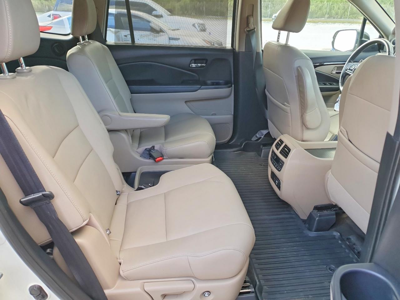 2019 Honda Pilot Touring White vin: 5FNYF5H69KB000851
