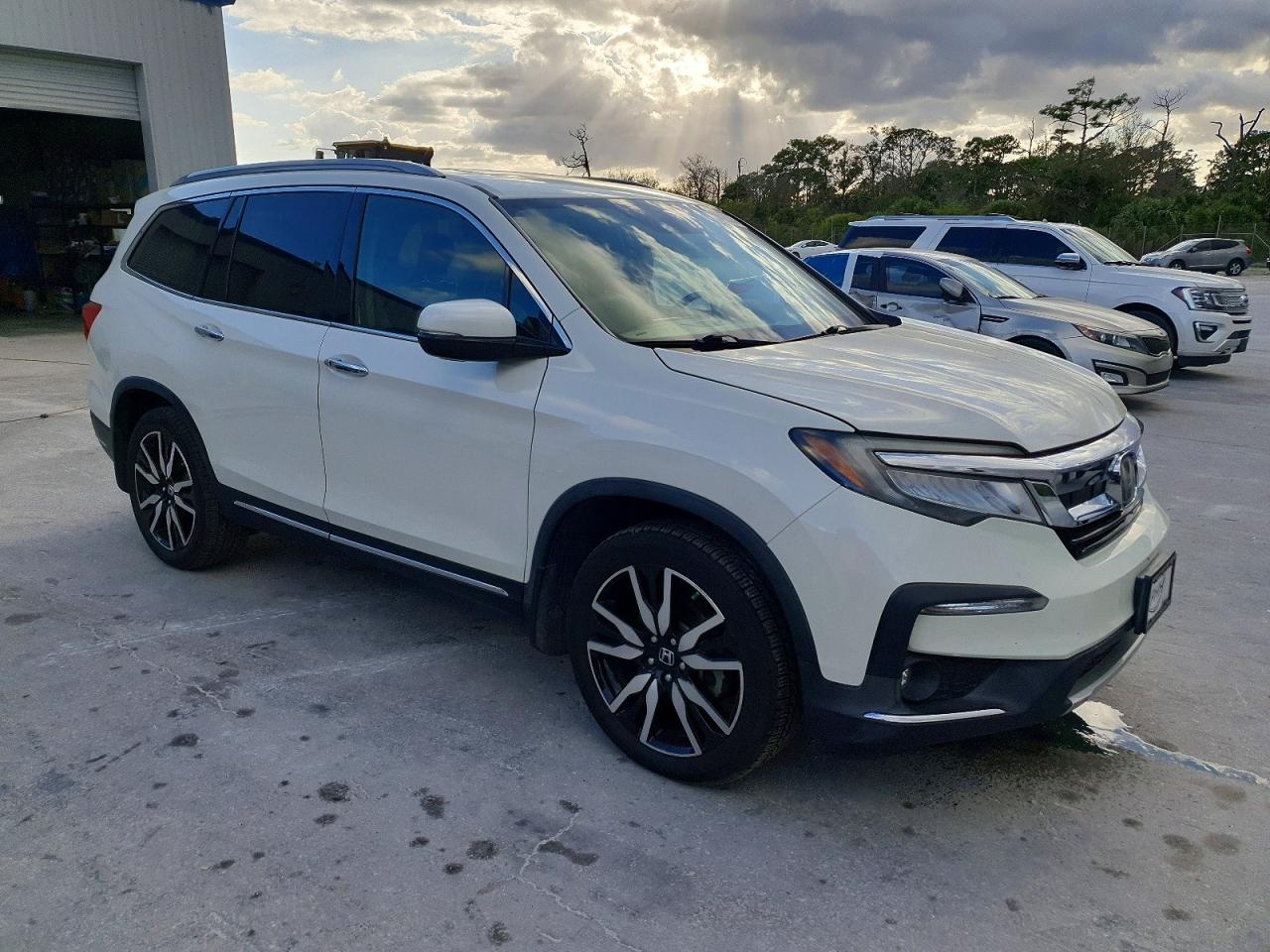 2019 Honda Pilot Touring White vin: 5FNYF5H69KB000851