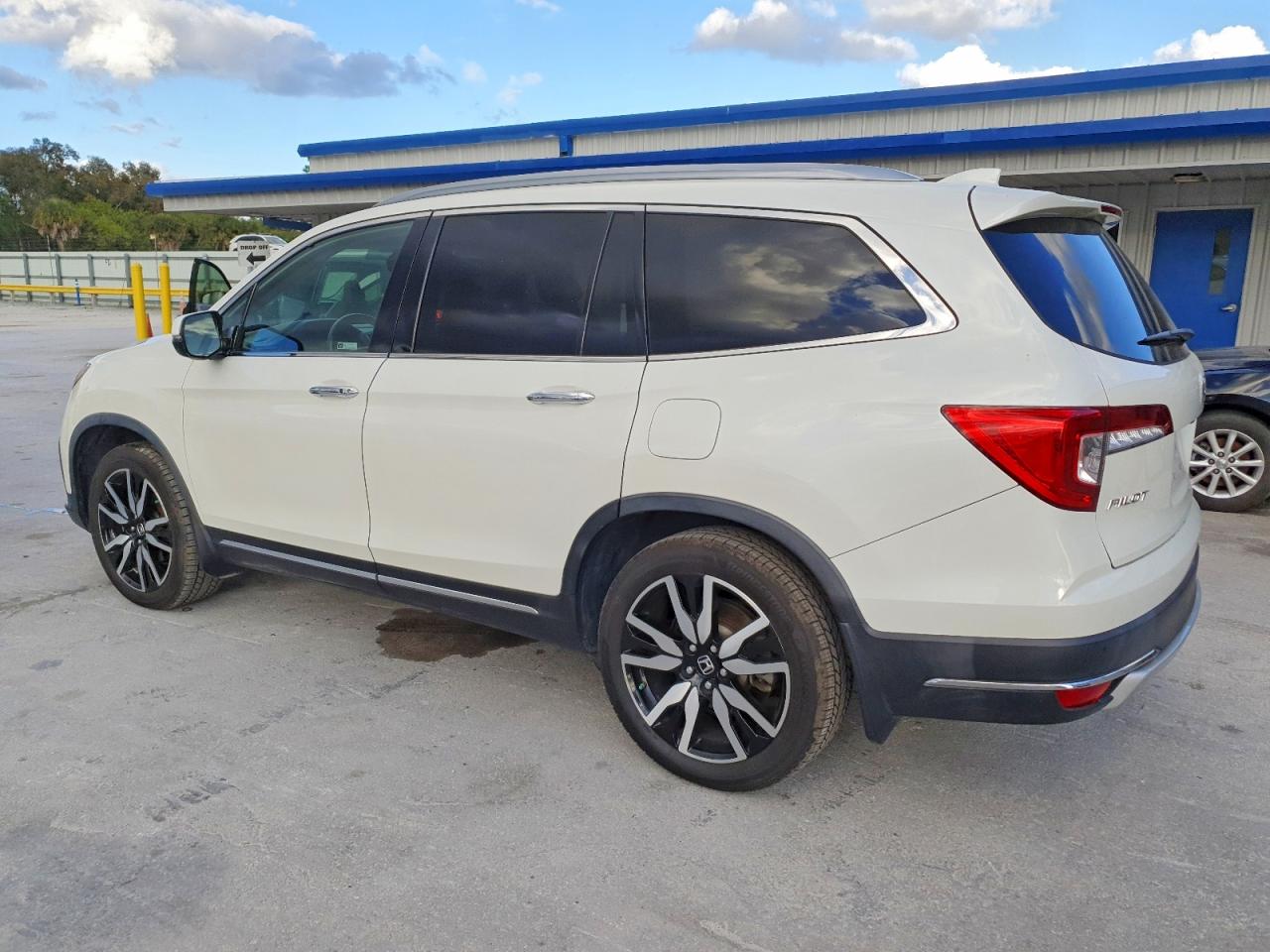 2019 Honda Pilot Touring White vin: 5FNYF5H69KB000851