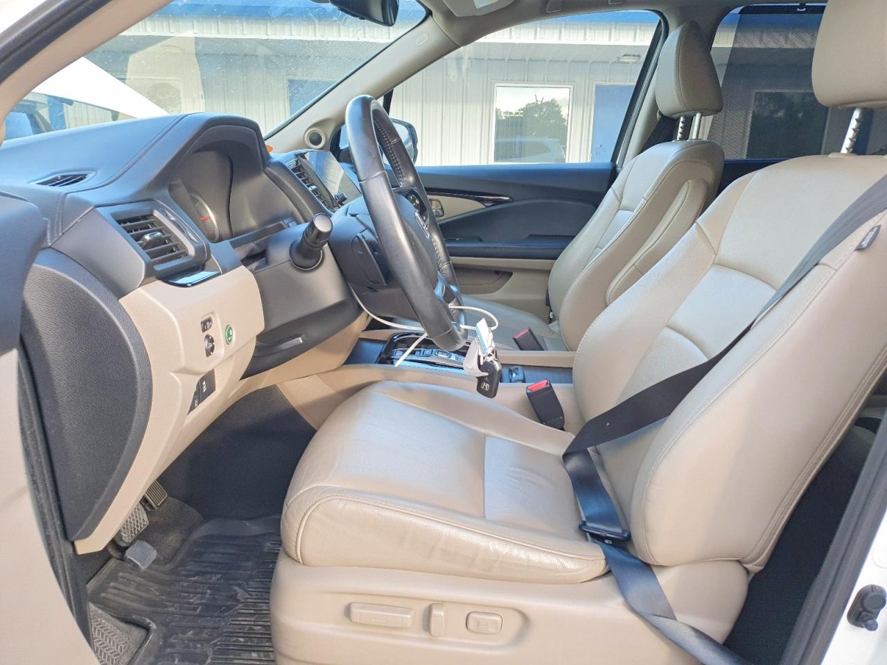 2019 Honda Pilot Touring White vin: 5FNYF5H69KB000851