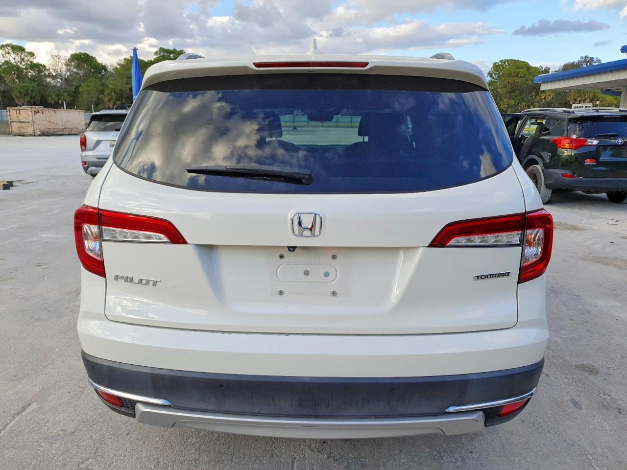 2019 Honda Pilot Touring White vin: 5FNYF5H69KB000851