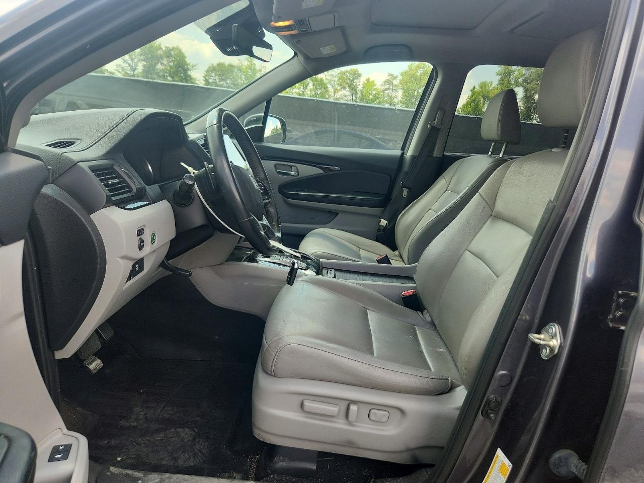 2019 Honda Pilot Touring Gray vin: 5FNYF5H91KB022658