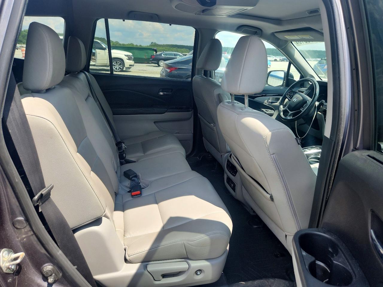 2019 Honda Pilot Touring Gray vin: 5FNYF5H91KB022658