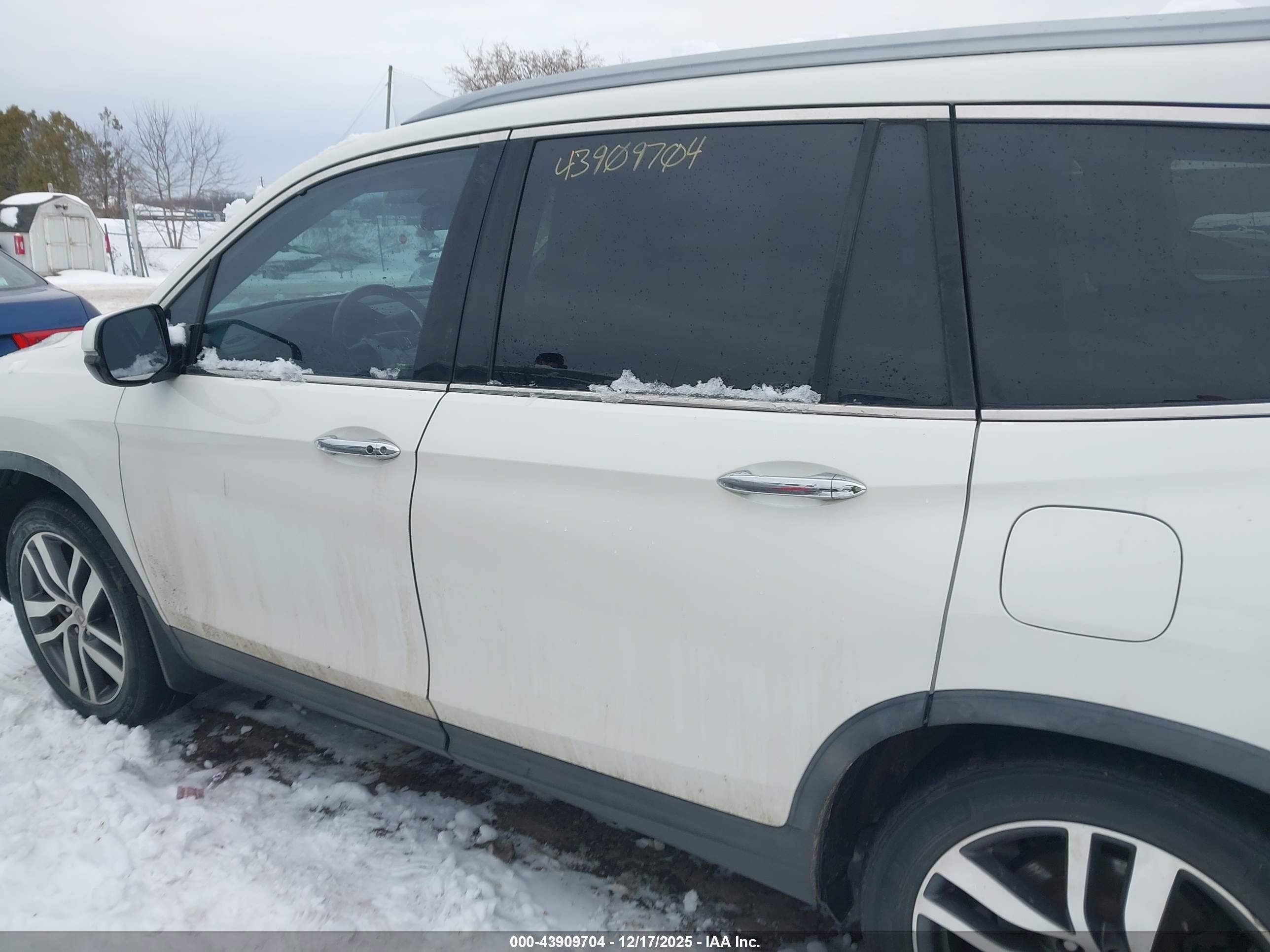 2017 Honda Pilot Touring White vin: 5FNYF5H93HB005630