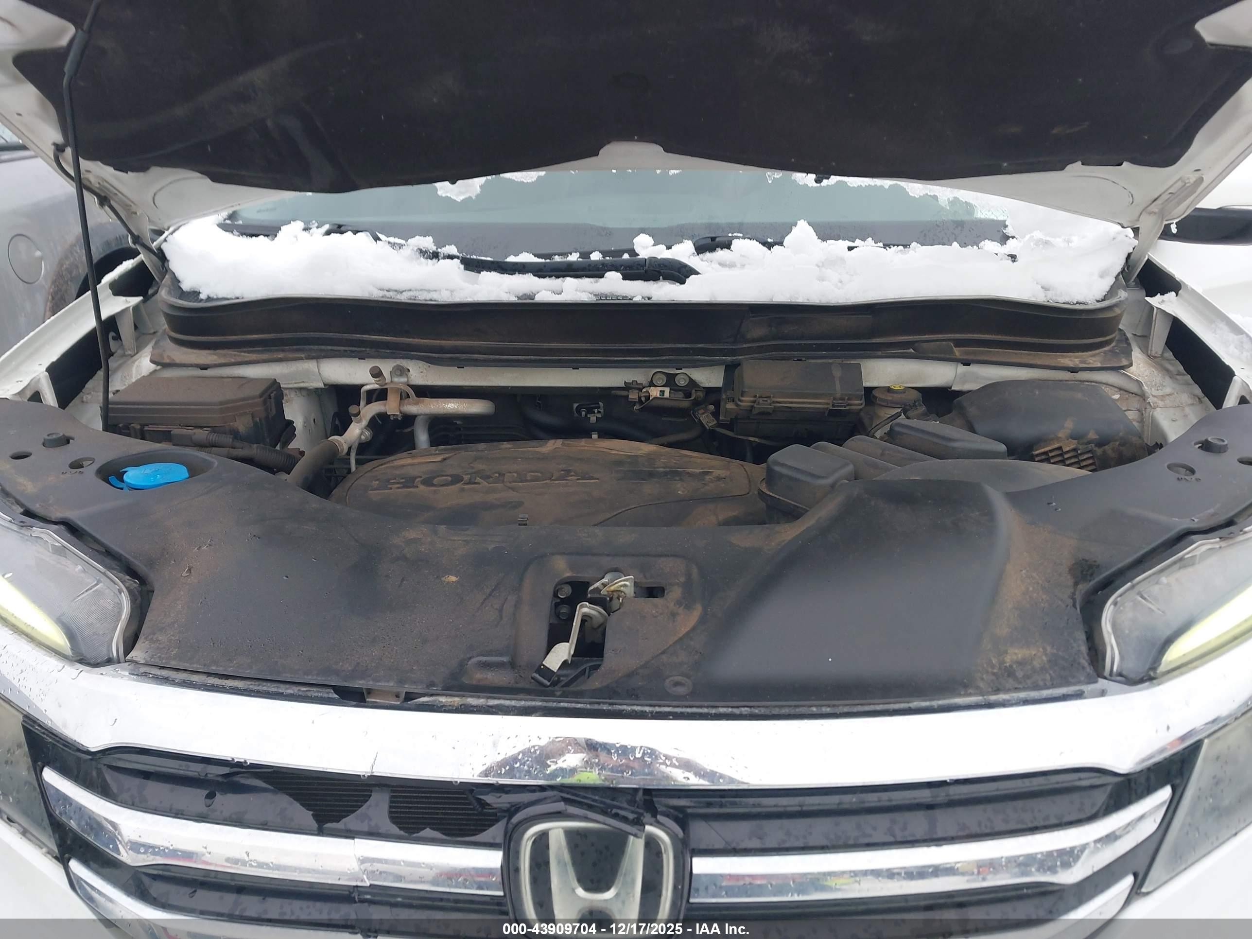 2017 Honda Pilot Touring White vin: 5FNYF5H93HB005630