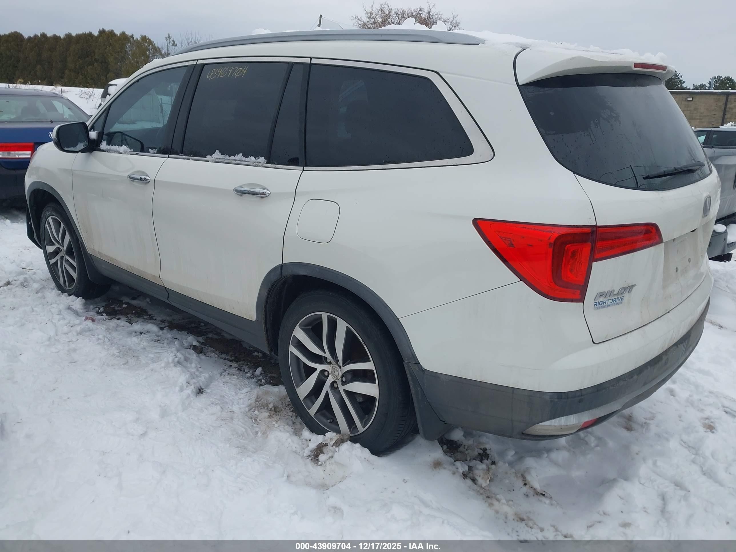 2017 Honda Pilot Touring White vin: 5FNYF5H93HB005630