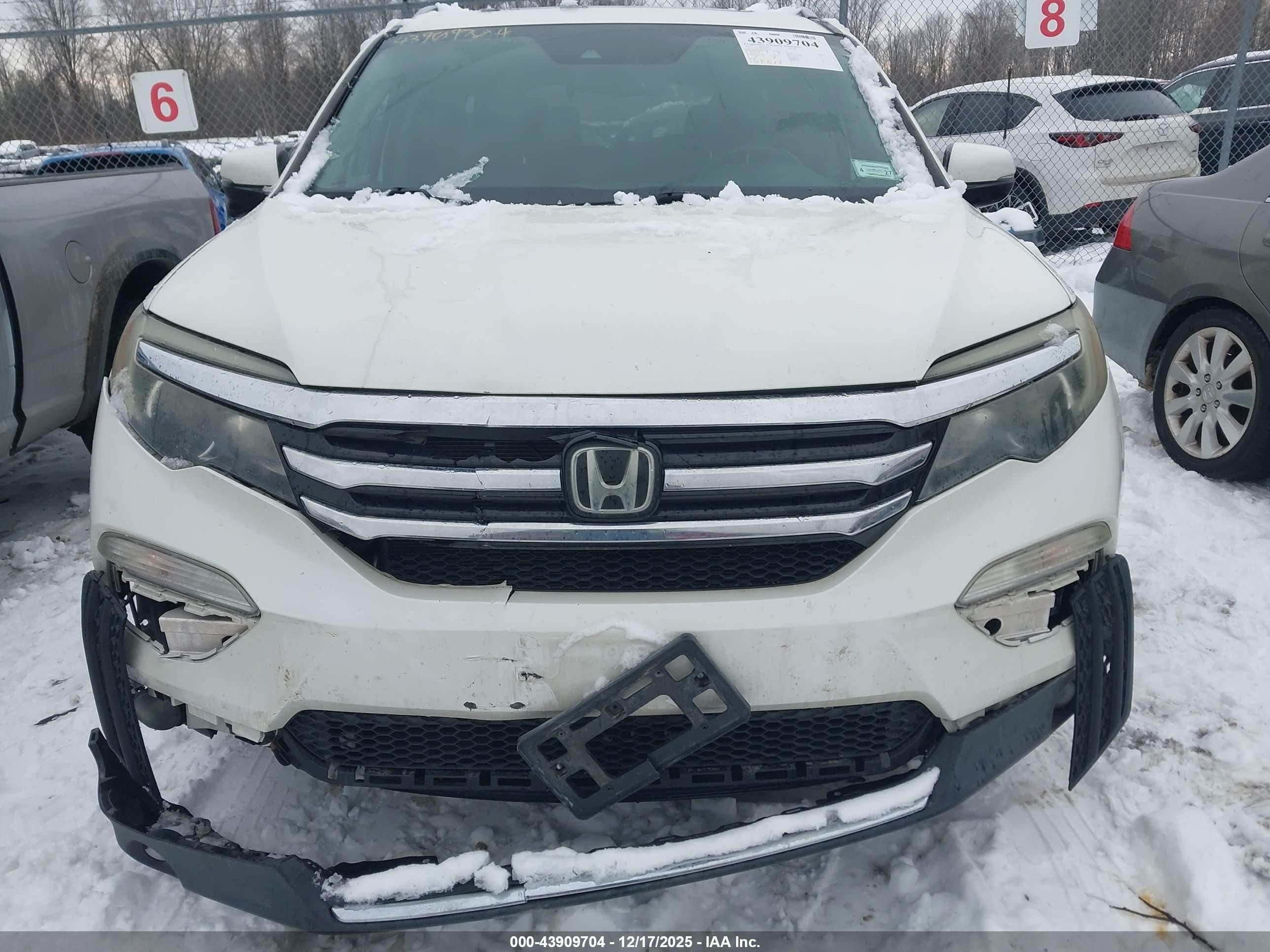 2017 Honda Pilot Touring White vin: 5FNYF5H93HB005630