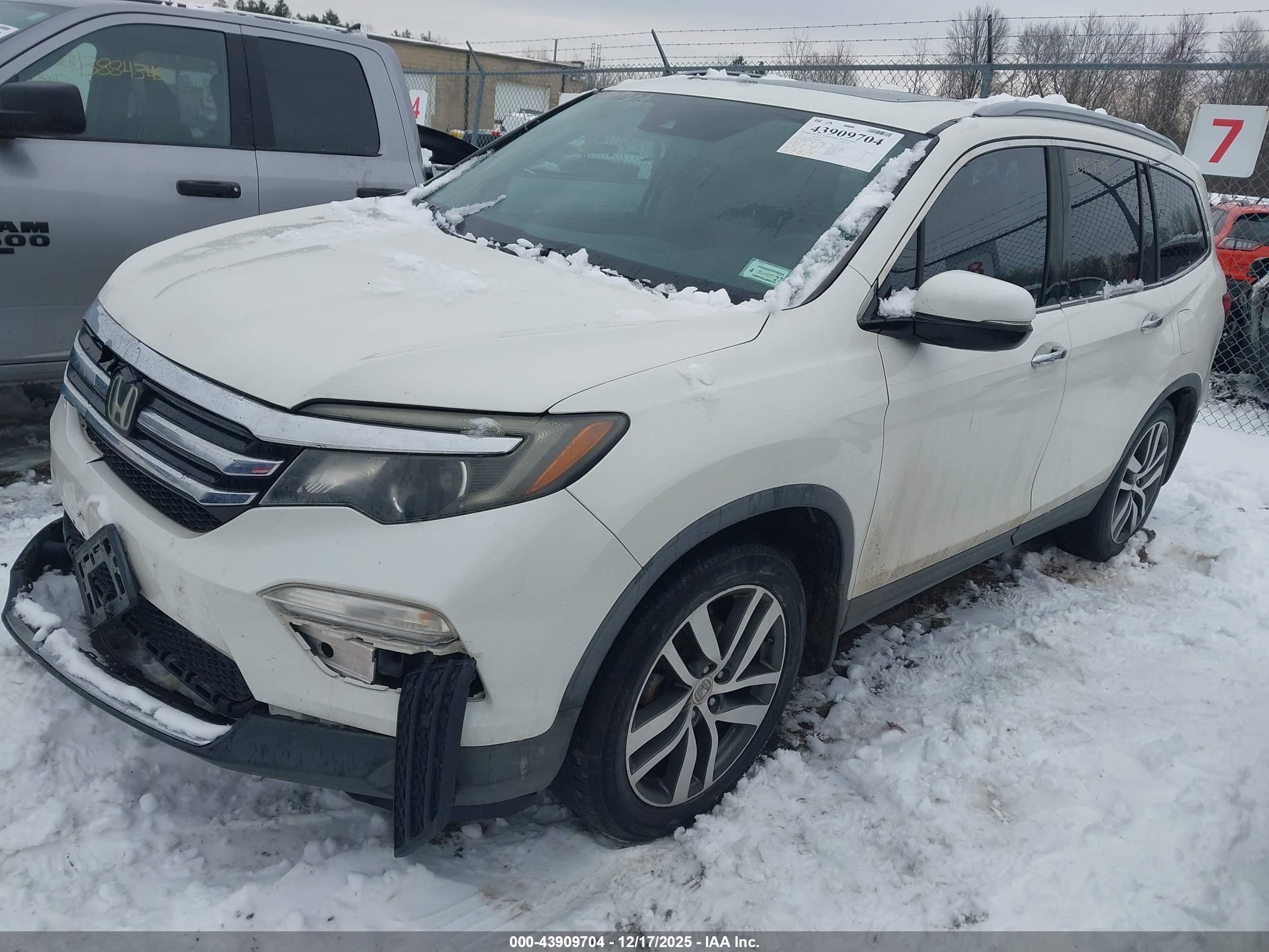 2017 Honda Pilot Touring White vin: 5FNYF5H93HB005630