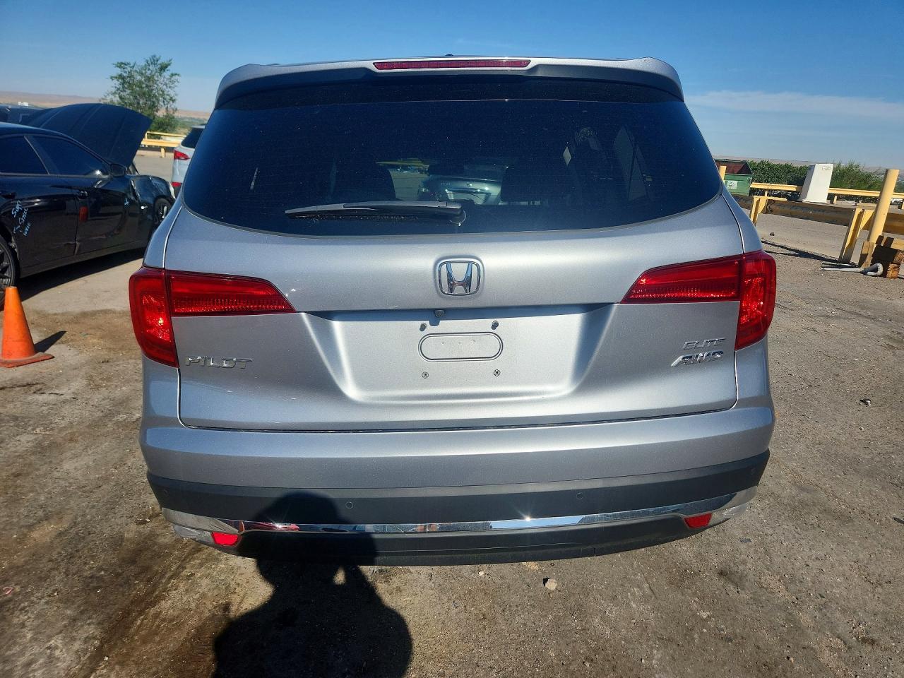 2018 Honda Pilot Elite Silver vin: 5FNYF6H02JB069882