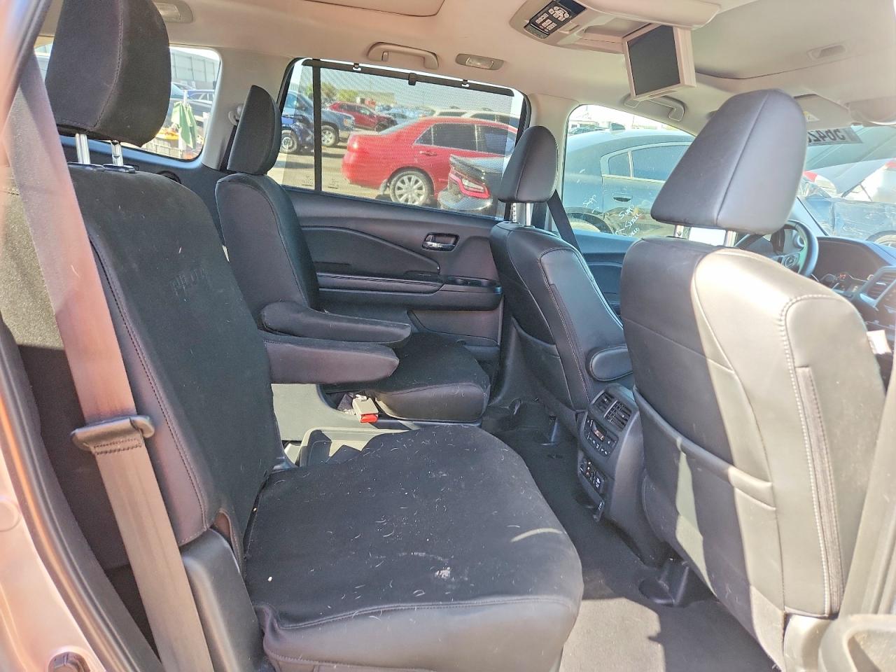 2018 Honda Pilot Elite Silver vin: 5FNYF6H02JB069882