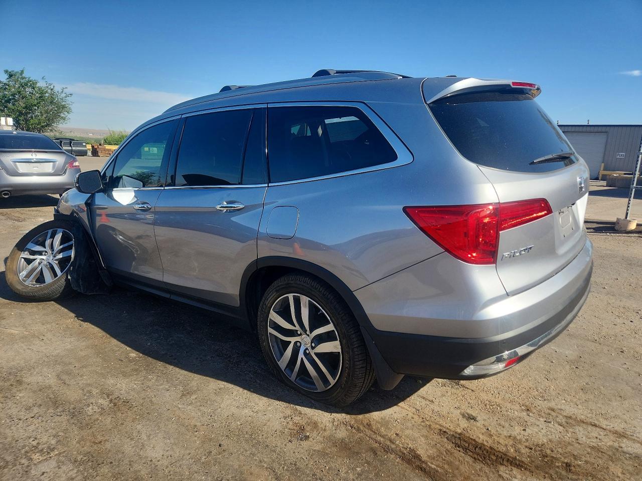 2018 Honda Pilot Elite Silver vin: 5FNYF6H02JB069882