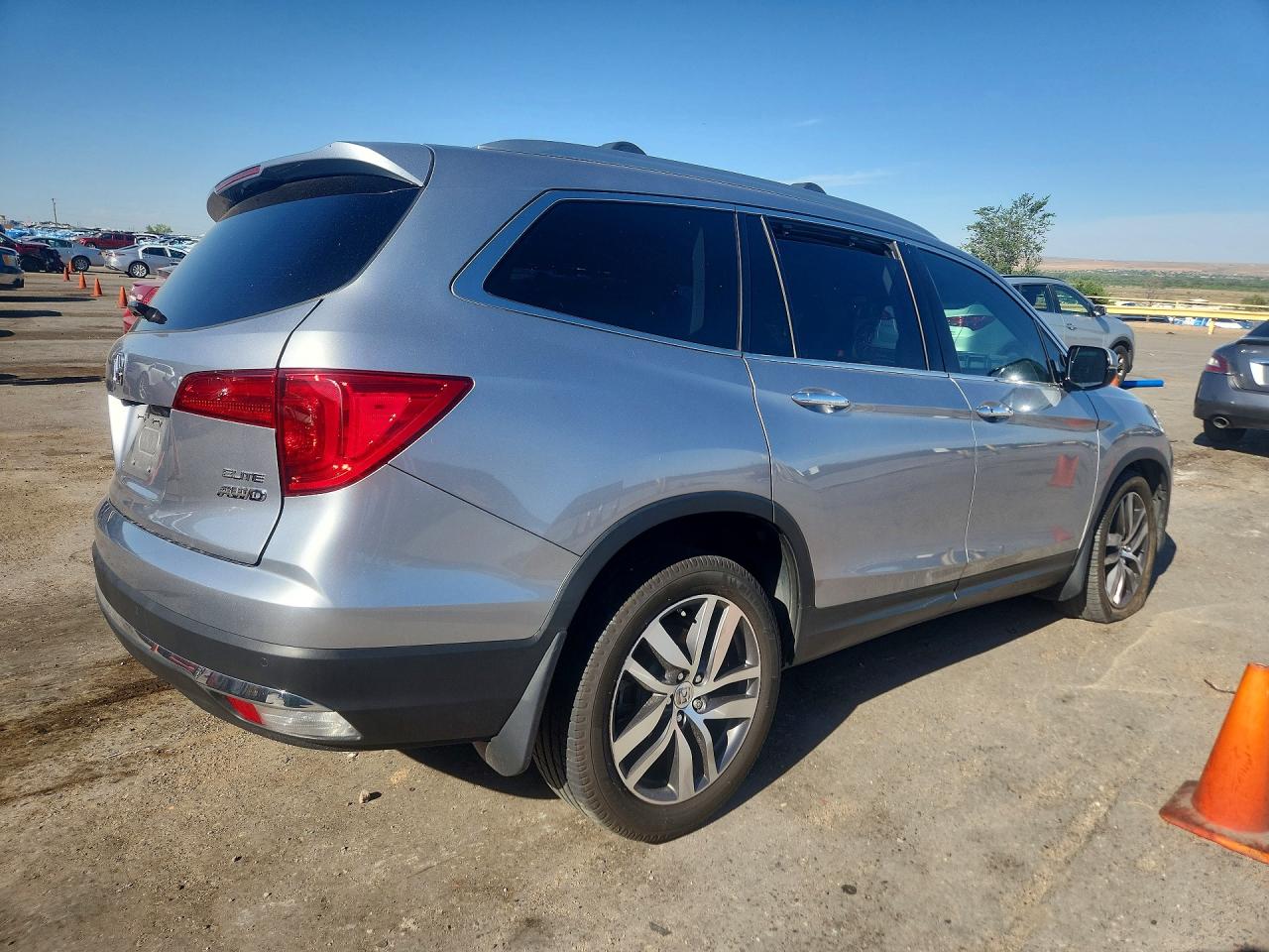 2018 Honda Pilot Elite Silver vin: 5FNYF6H02JB069882