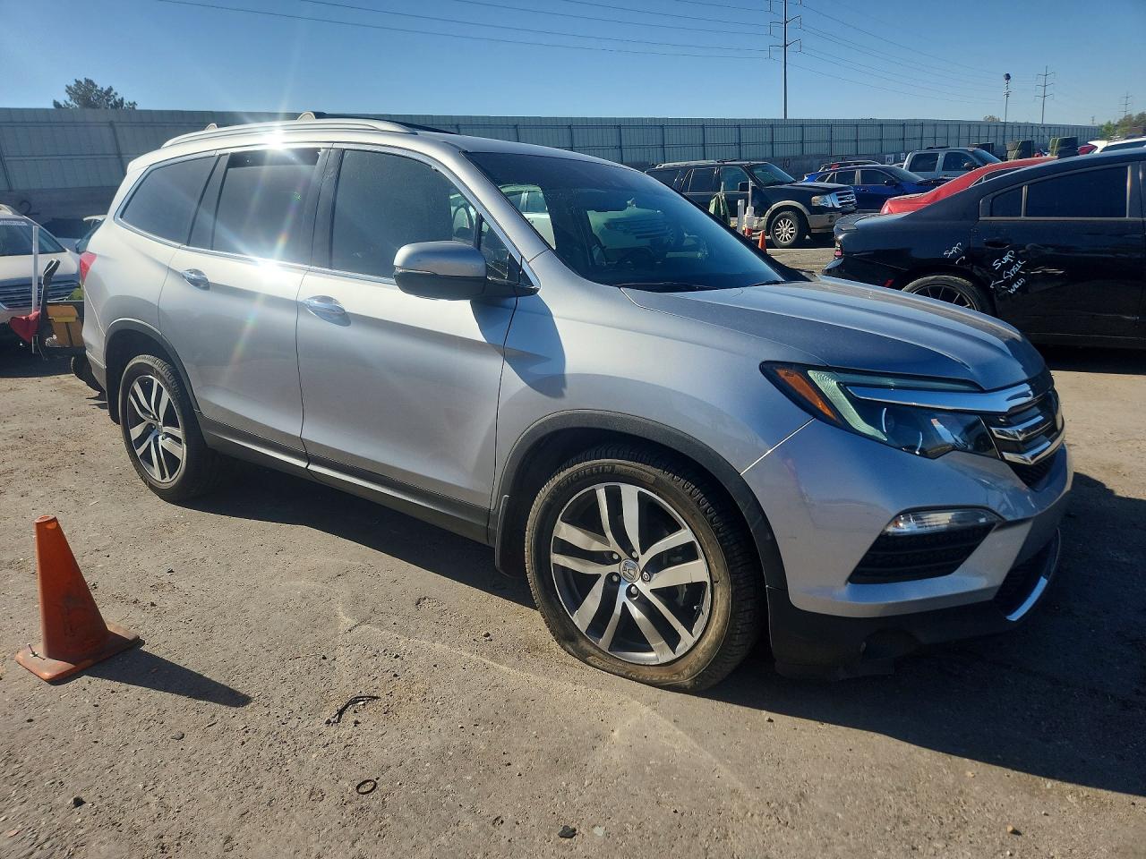 2018 Honda Pilot Elite Silver vin: 5FNYF6H02JB069882