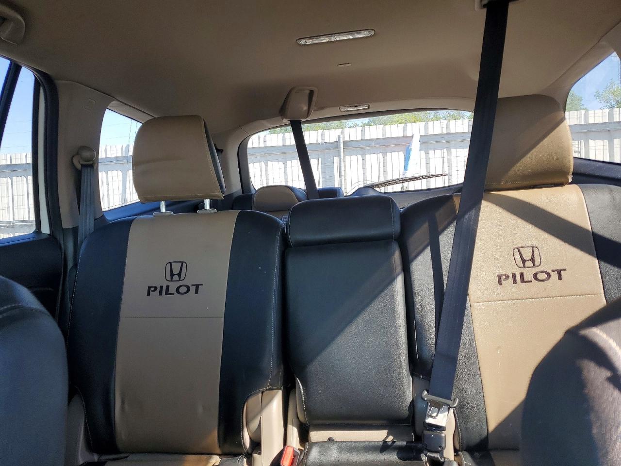 2018 Honda Pilot Lx White vin: 5FNYF6H18JB059463