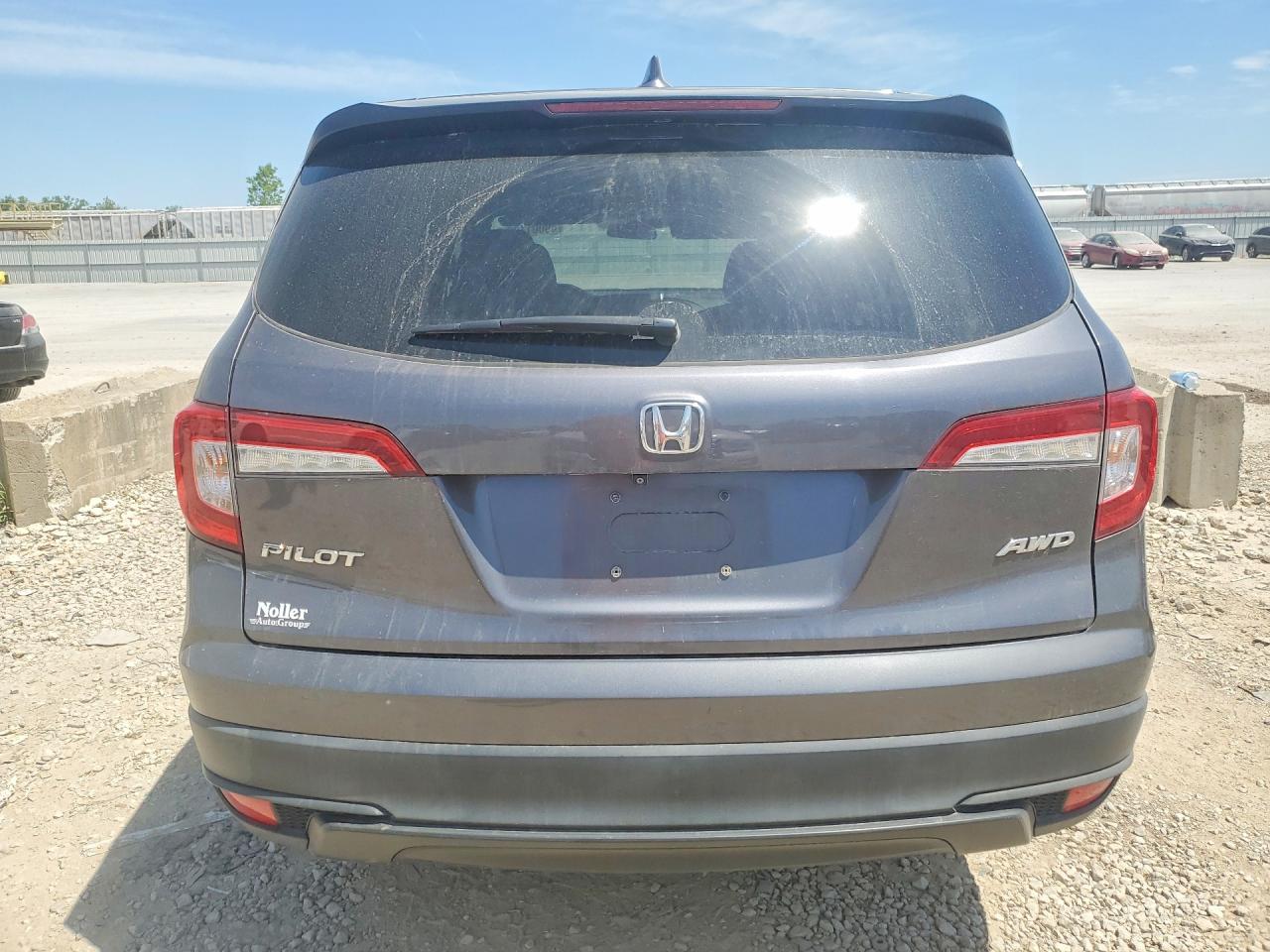2019 Honda Pilot Lx Gray vin: 5FNYF6H18KB041983
