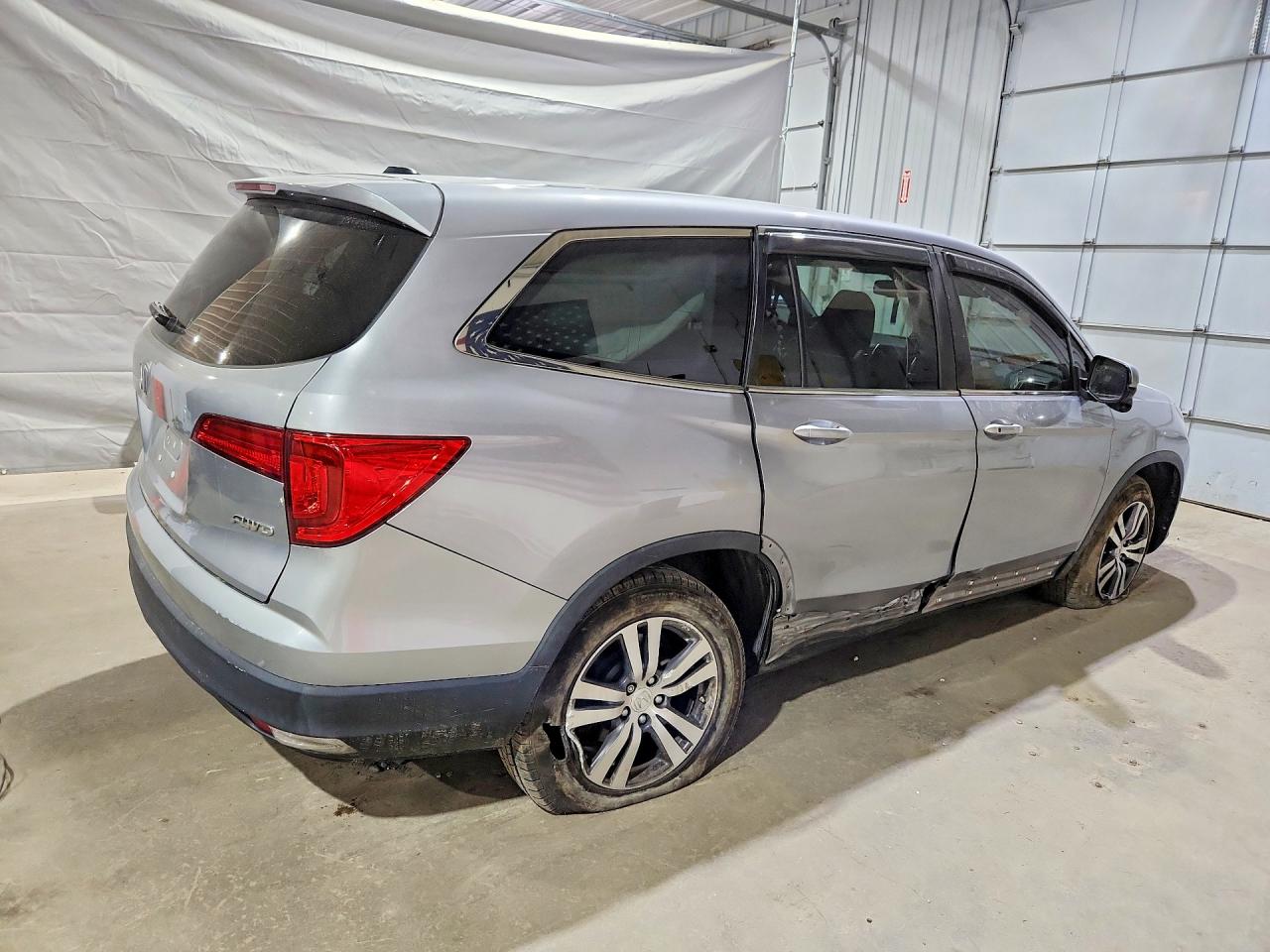 2017 Honda Pilot Exl Серебряный vin: 5FNYF6H53HB049503