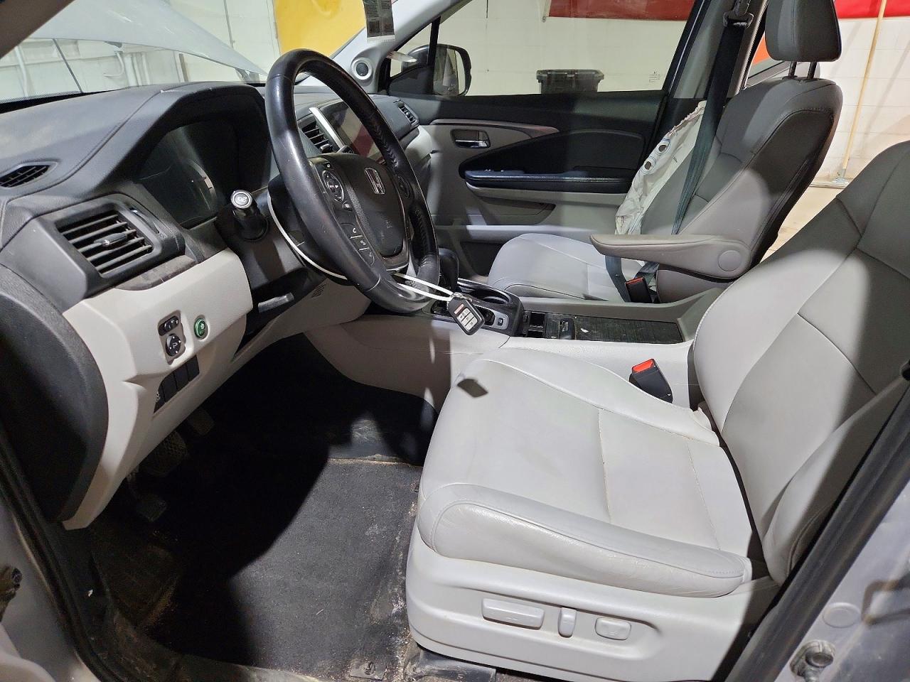 2017 Honda Pilot Exl Серебряный vin: 5FNYF6H53HB049503