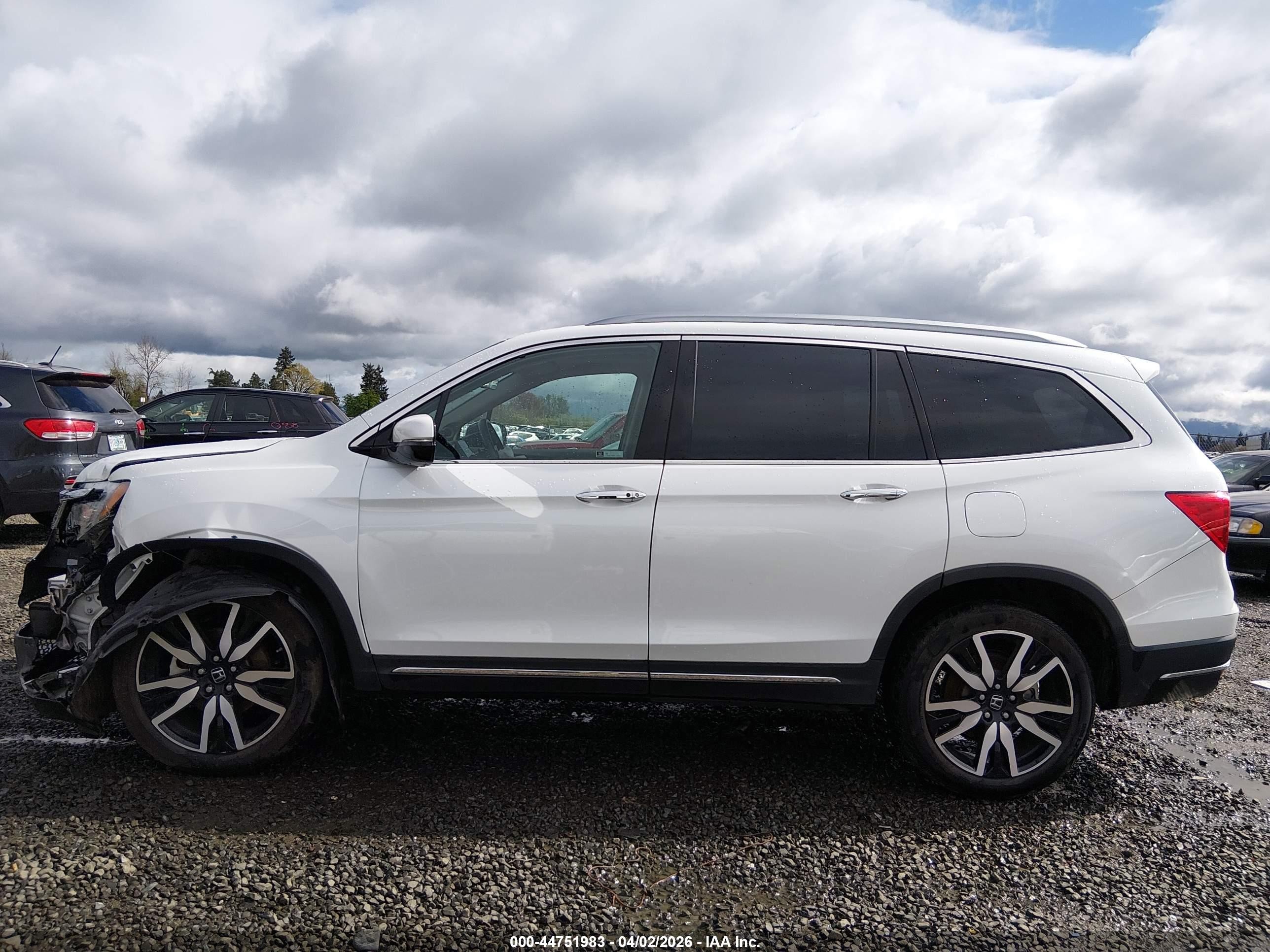 2022 Honda Pilot Awd Touring 7 Passenger White vin: 5FNYF6H60NB011943