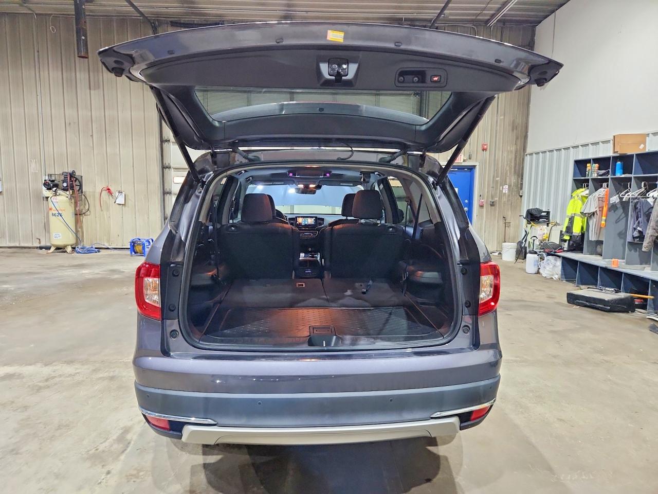 2022 Honda Pilot Touring Gray vin: 5FNYF6H67NB012877