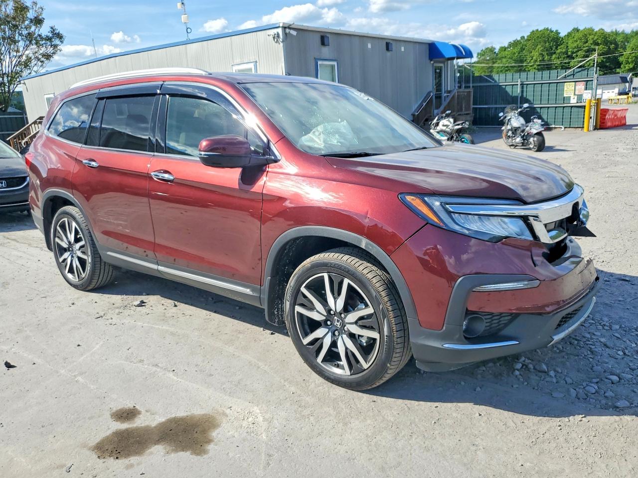 2022 Honda Pilot Touring Maroon vin: 5FNYF6H67NB021708