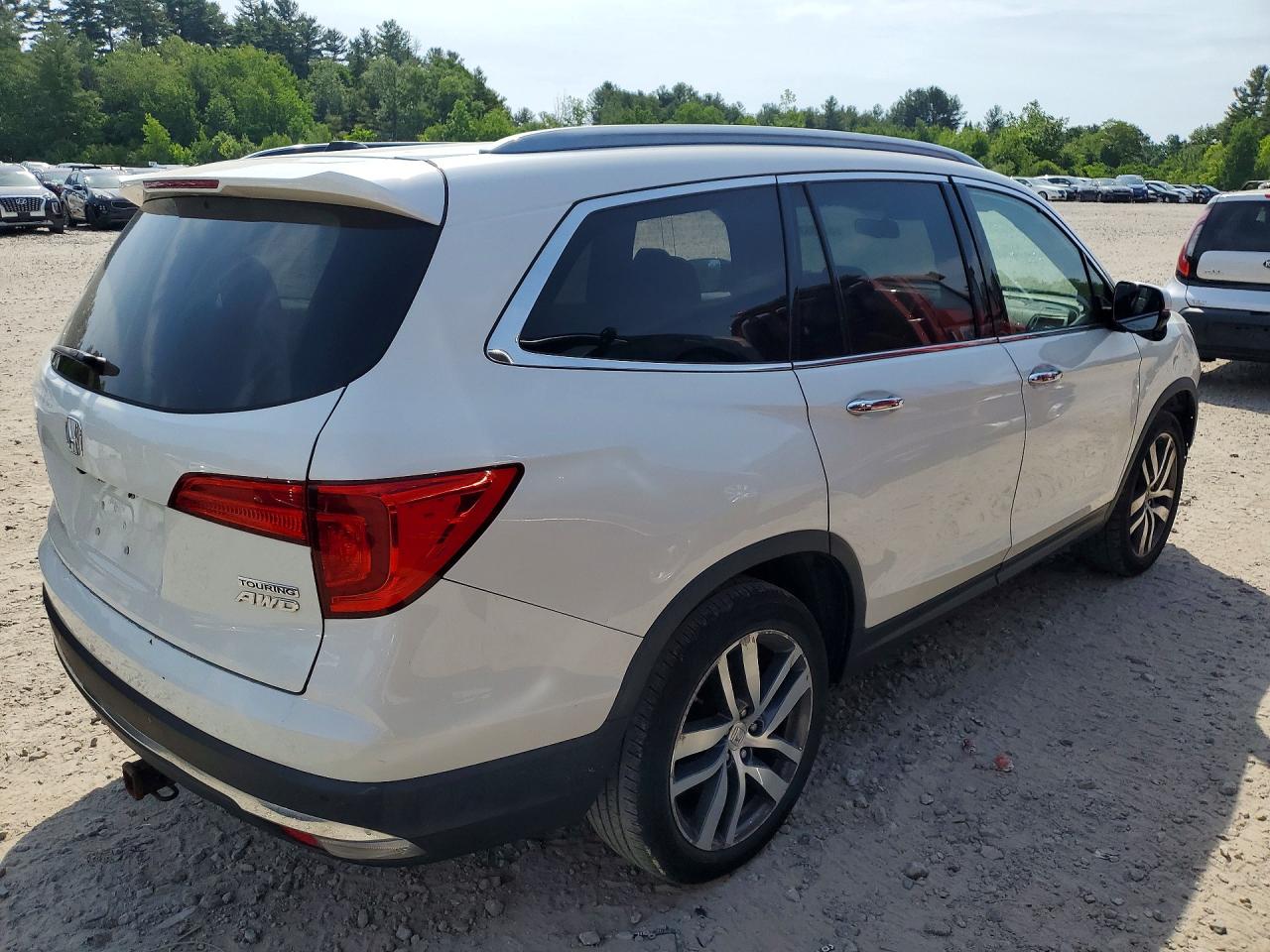 2017 Honda Pilot Touring White vin: 5FNYF6H90HB064723
