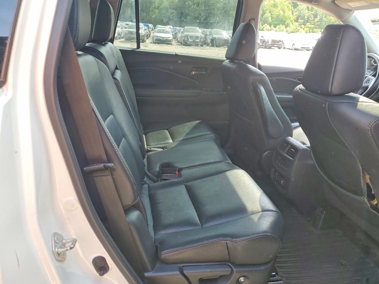 2017 Honda Pilot Touring White vin: 5FNYF6H90HB064723
