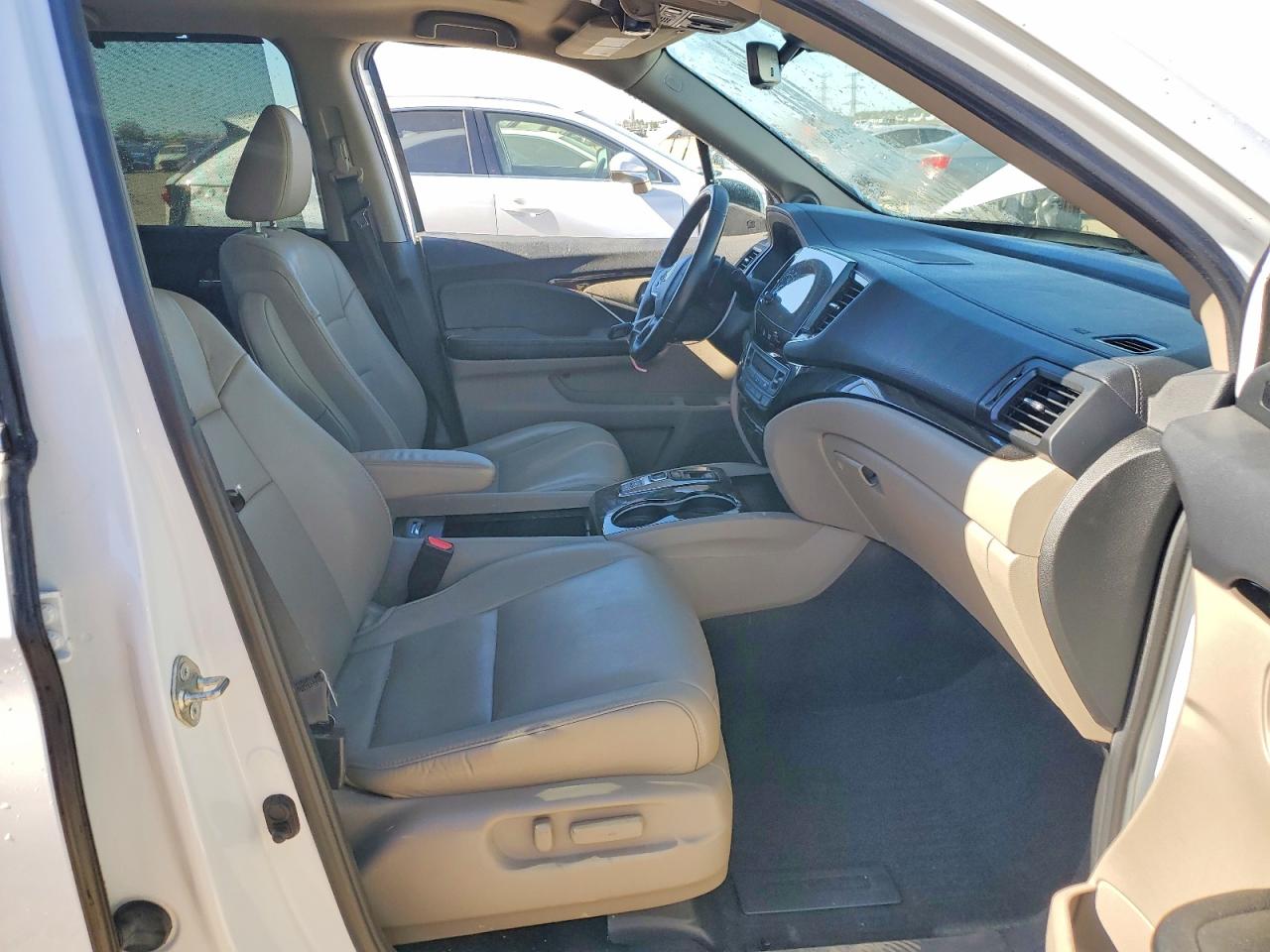 2021 Honda Pilot Touring White vin: 5FNYF6H92MB002038