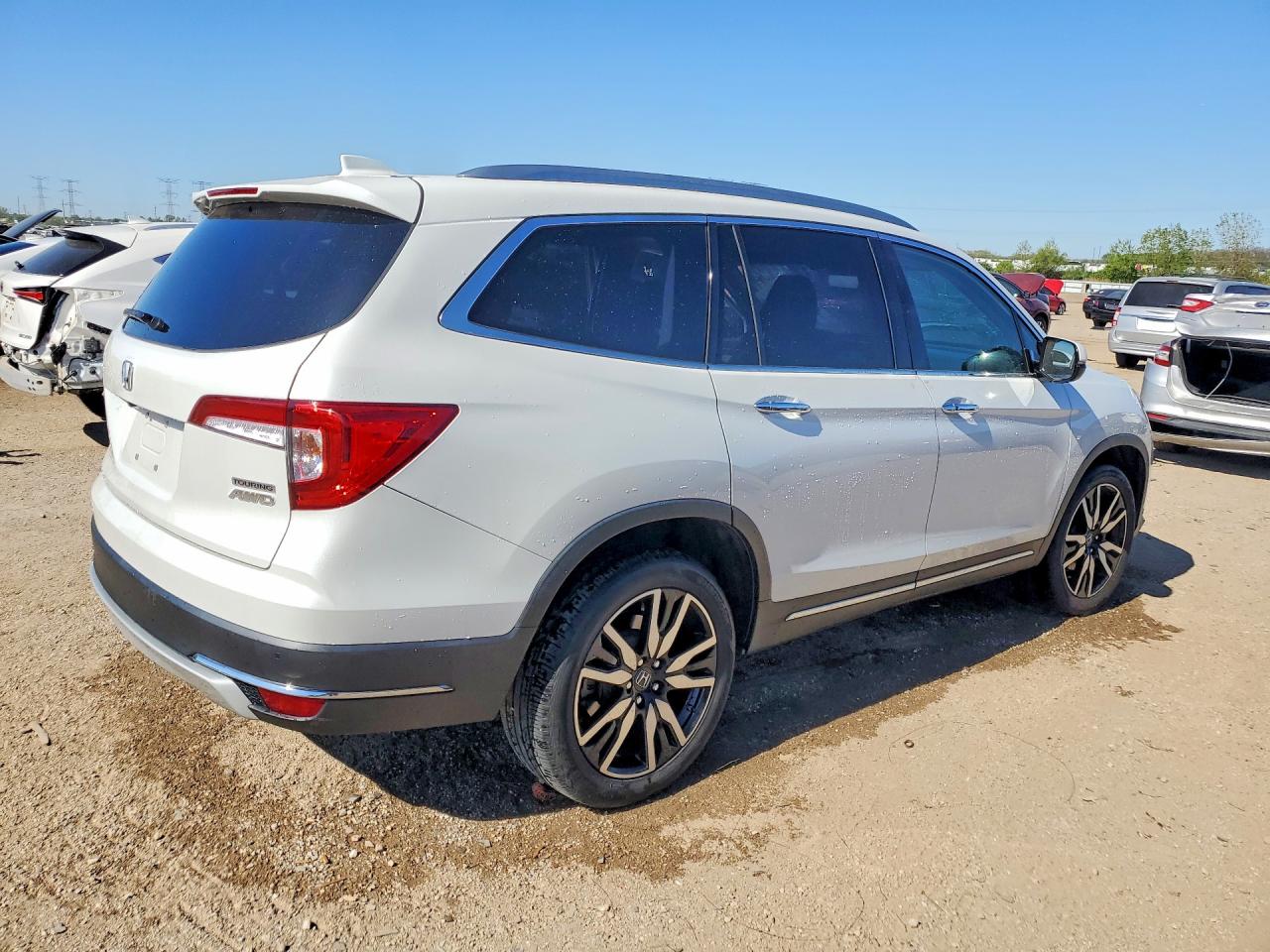 2021 Honda Pilot Touring White vin: 5FNYF6H92MB002038