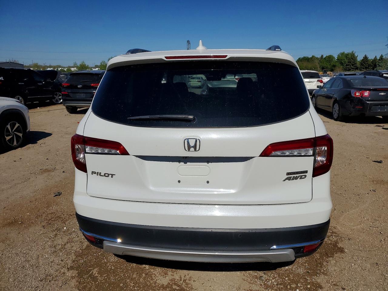 2021 Honda Pilot Touring White vin: 5FNYF6H92MB002038