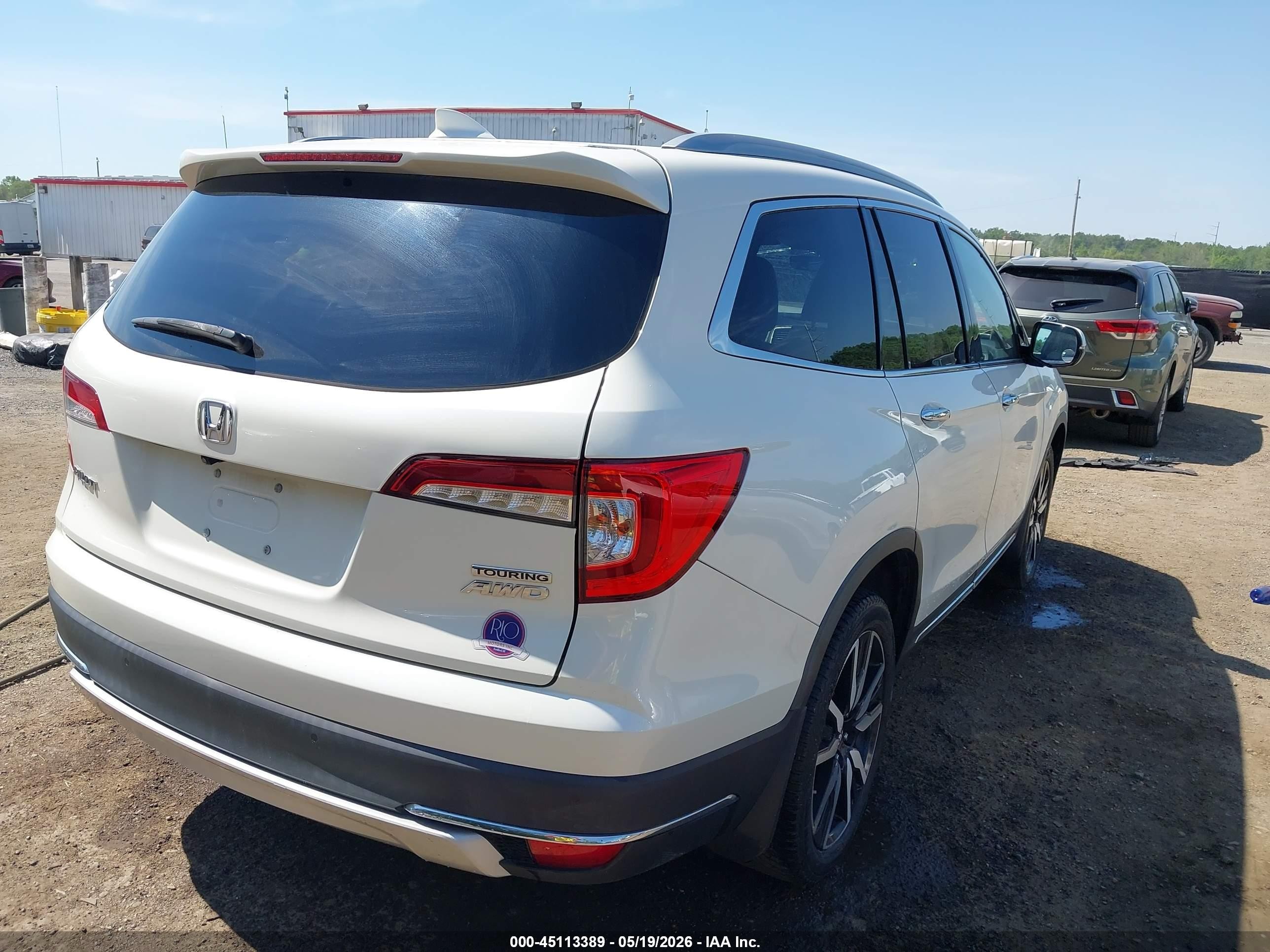 2019 Honda Pilot Touring White vin: 5FNYF6H97KB019026