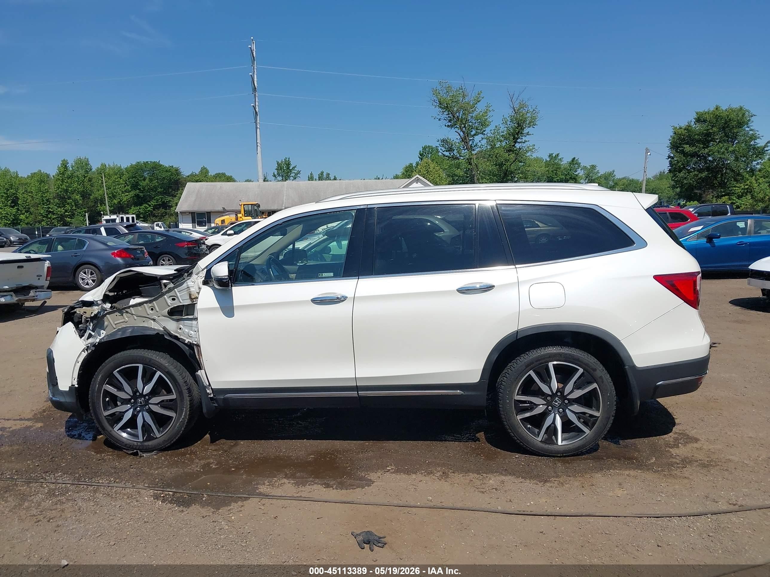 2019 Honda Pilot Touring White vin: 5FNYF6H97KB019026
