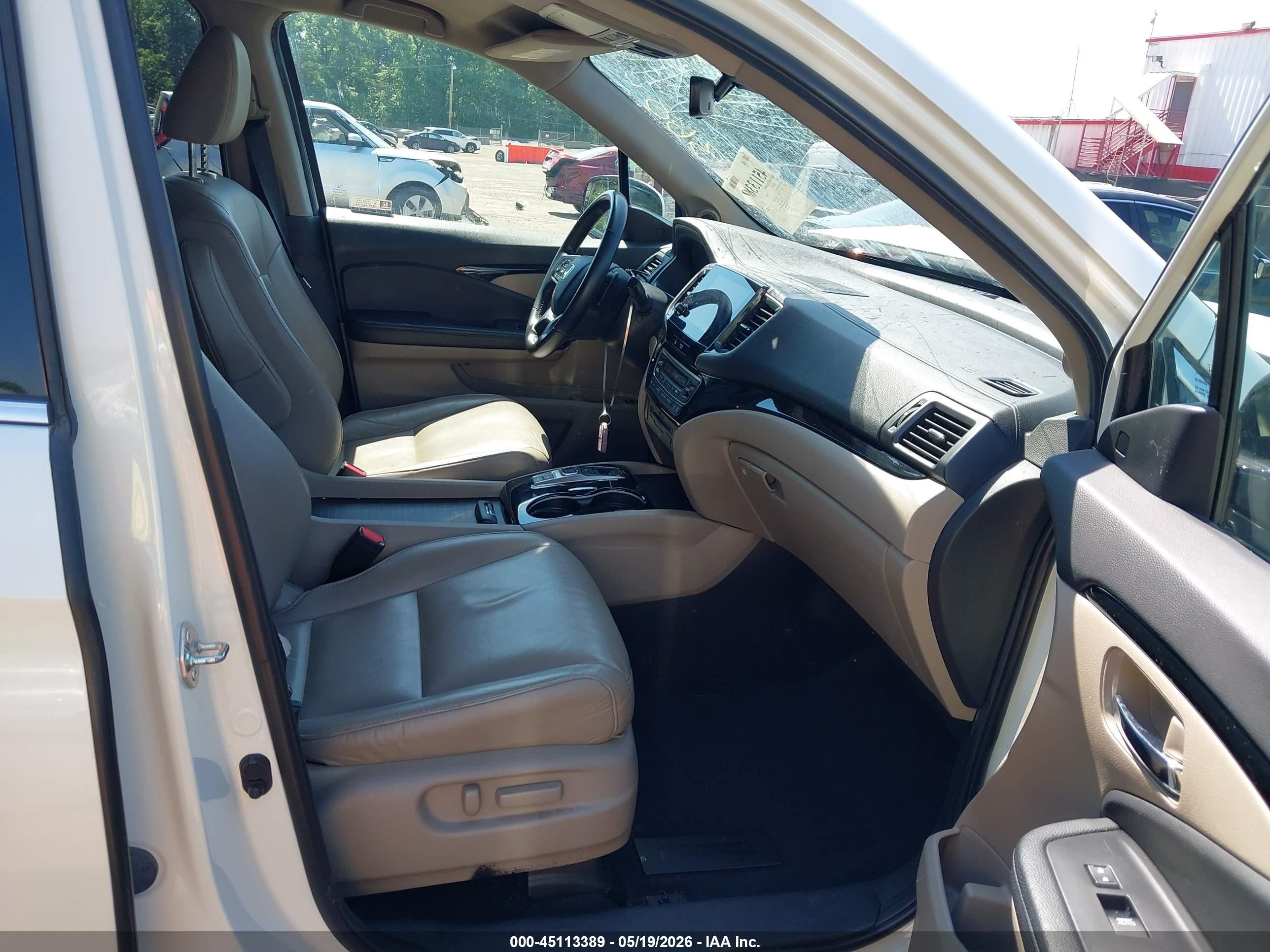 2019 Honda Pilot Touring White vin: 5FNYF6H97KB019026
