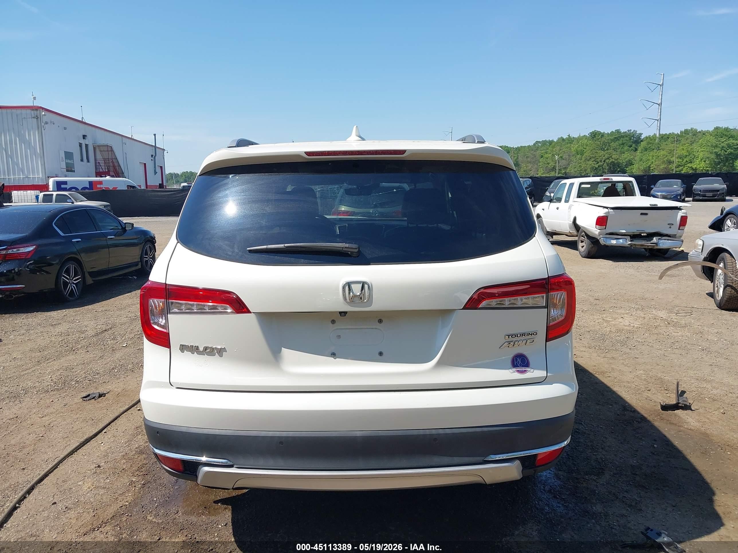 2019 Honda Pilot Touring White vin: 5FNYF6H97KB019026