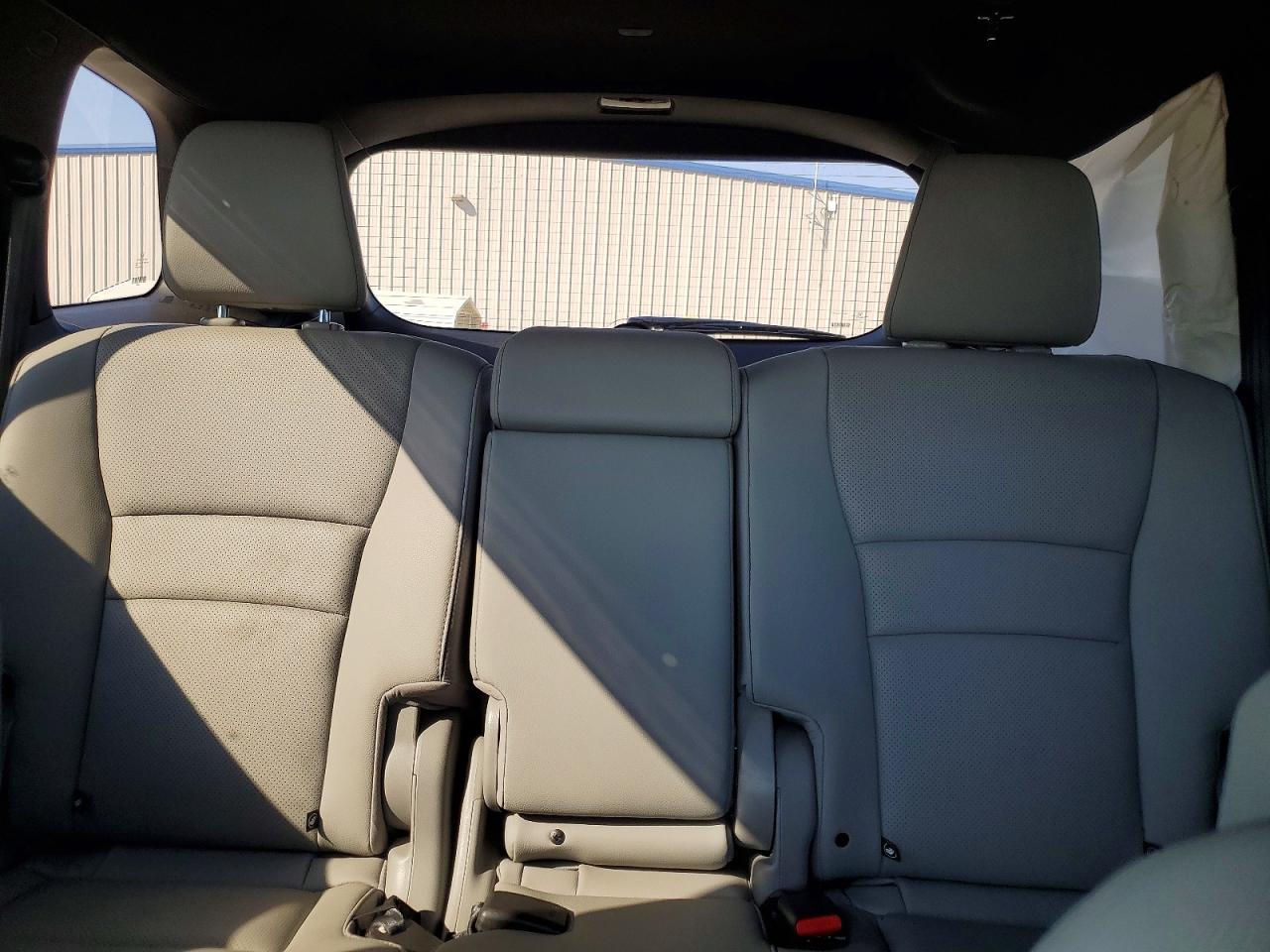 2022 Honda Passport Sport Белый vin: 5FNYF7H52NB007194