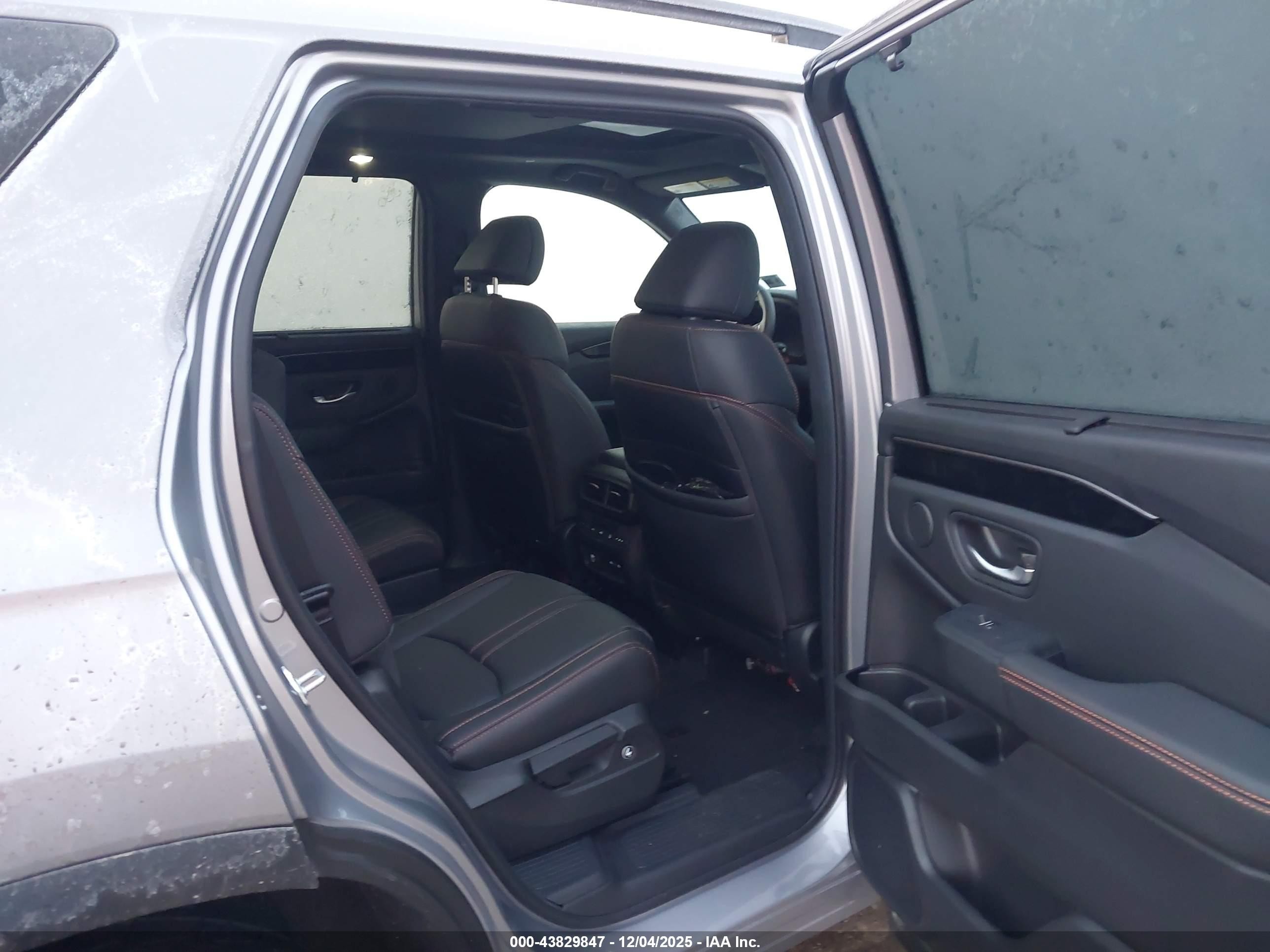 2025 Honda Pilot Trailsport Gray vin: 5FNYG1H64SB155569