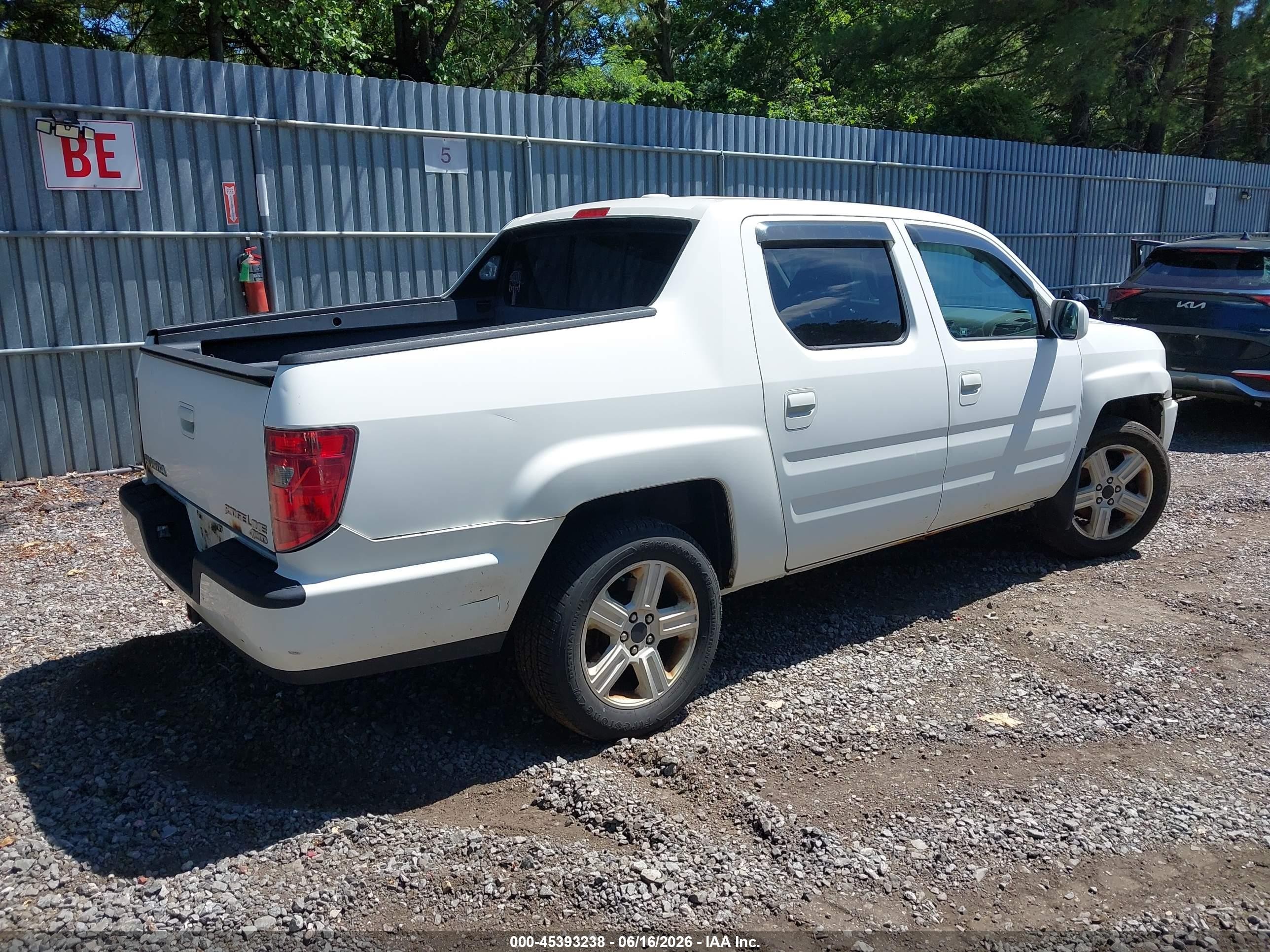 2011 Honda Ridgeline Rtl White vin: 5FPYK1F54BB452423