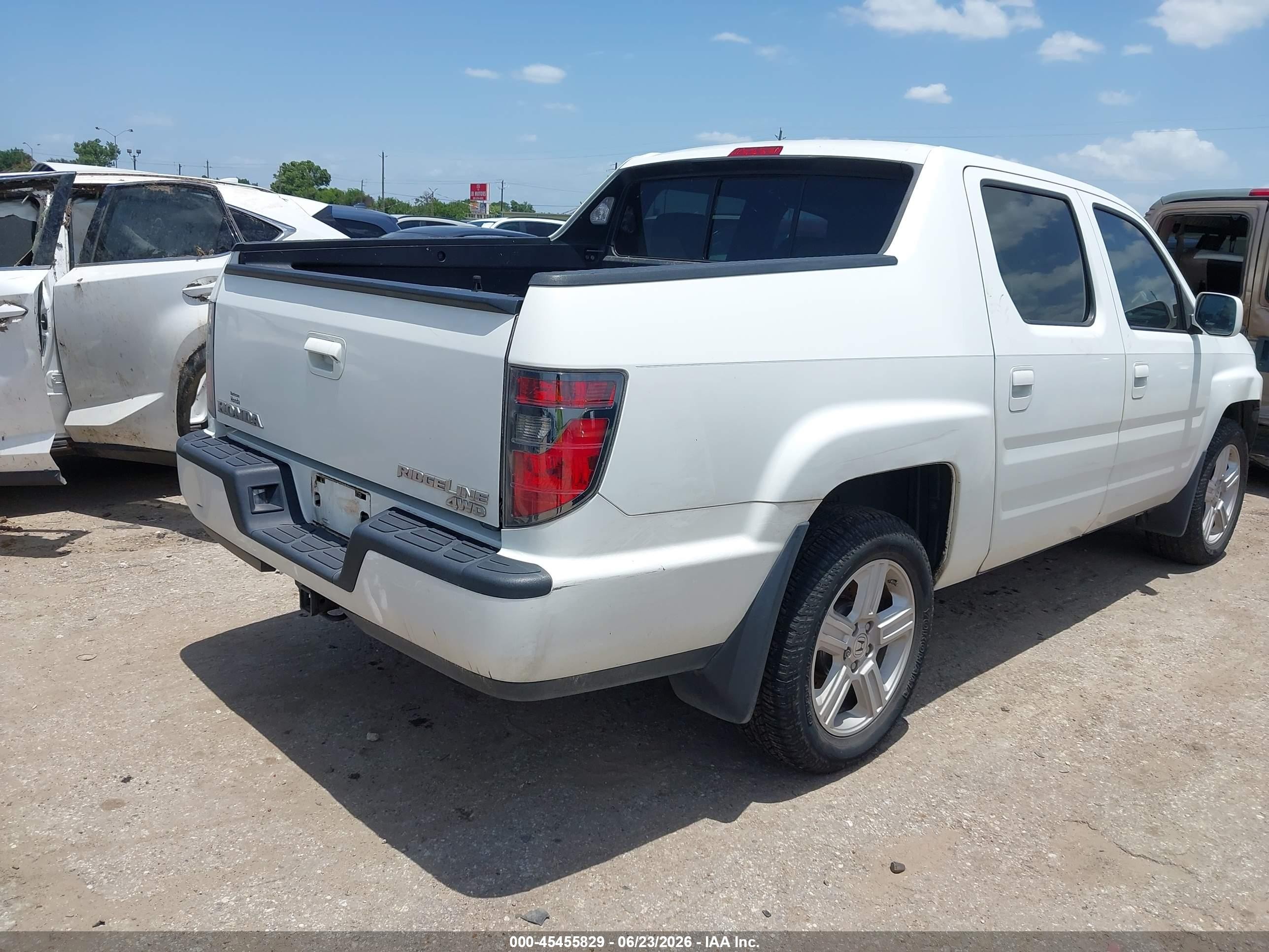 2014 Honda Ridgeline Rtl White vin: 5FPYK1F54EB005935
