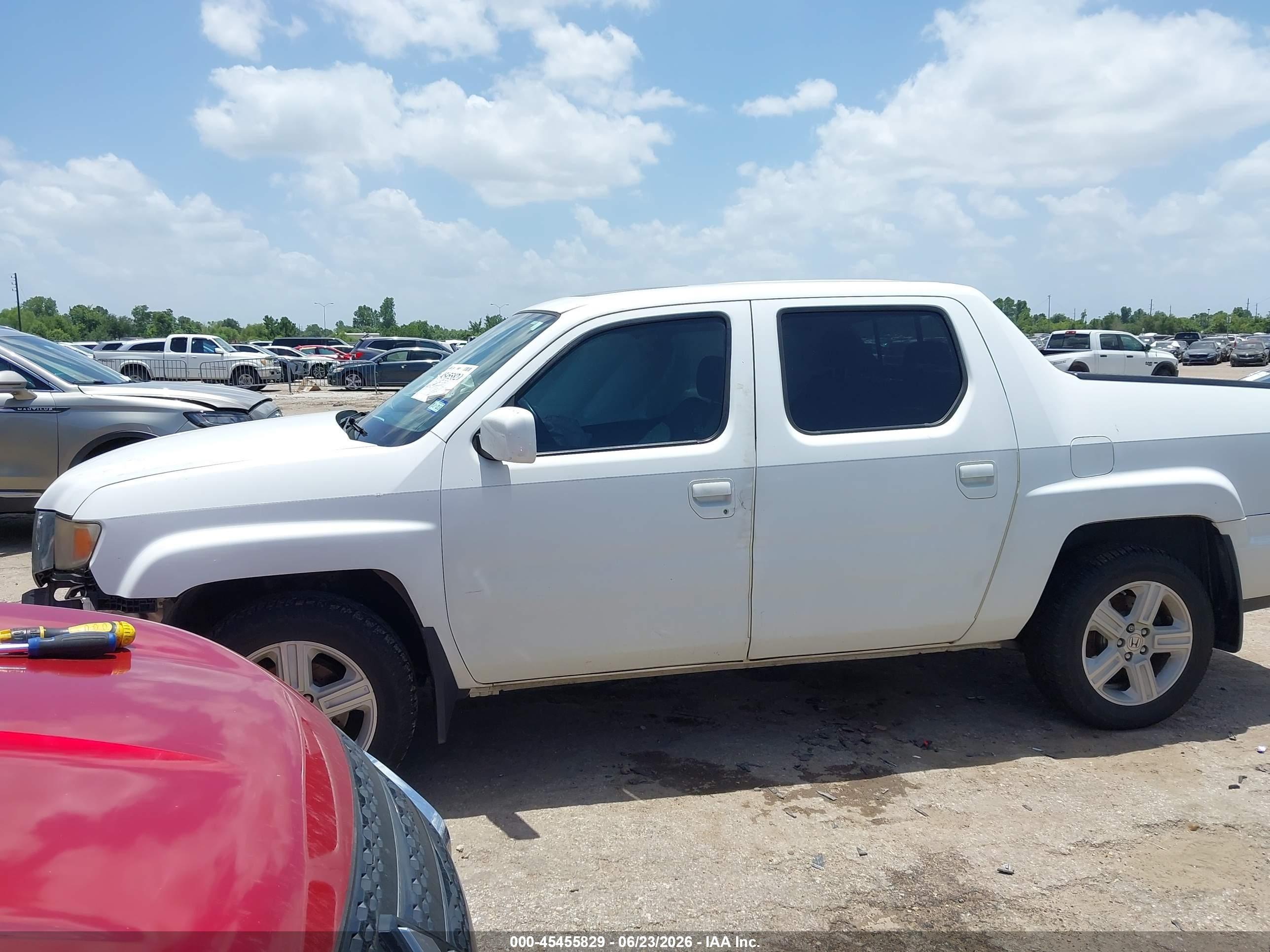 2014 Honda Ridgeline Rtl White vin: 5FPYK1F54EB005935