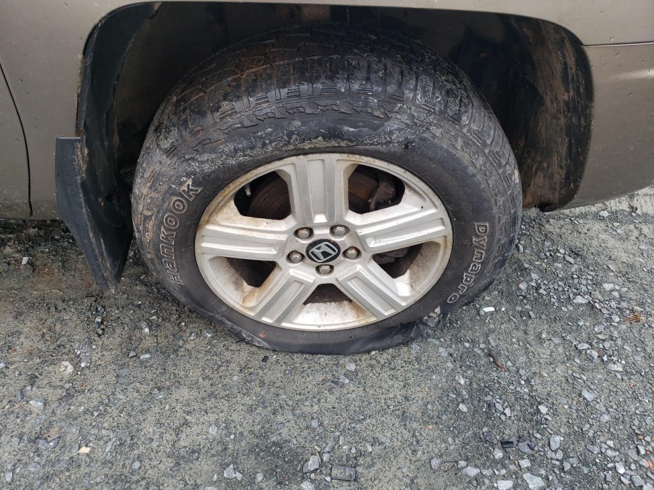 2010 Honda Ridgeline Rtl Gold vin: 5FPYK1F57AB501449 Damage: Right Front Tire, Cut, Replacement Required