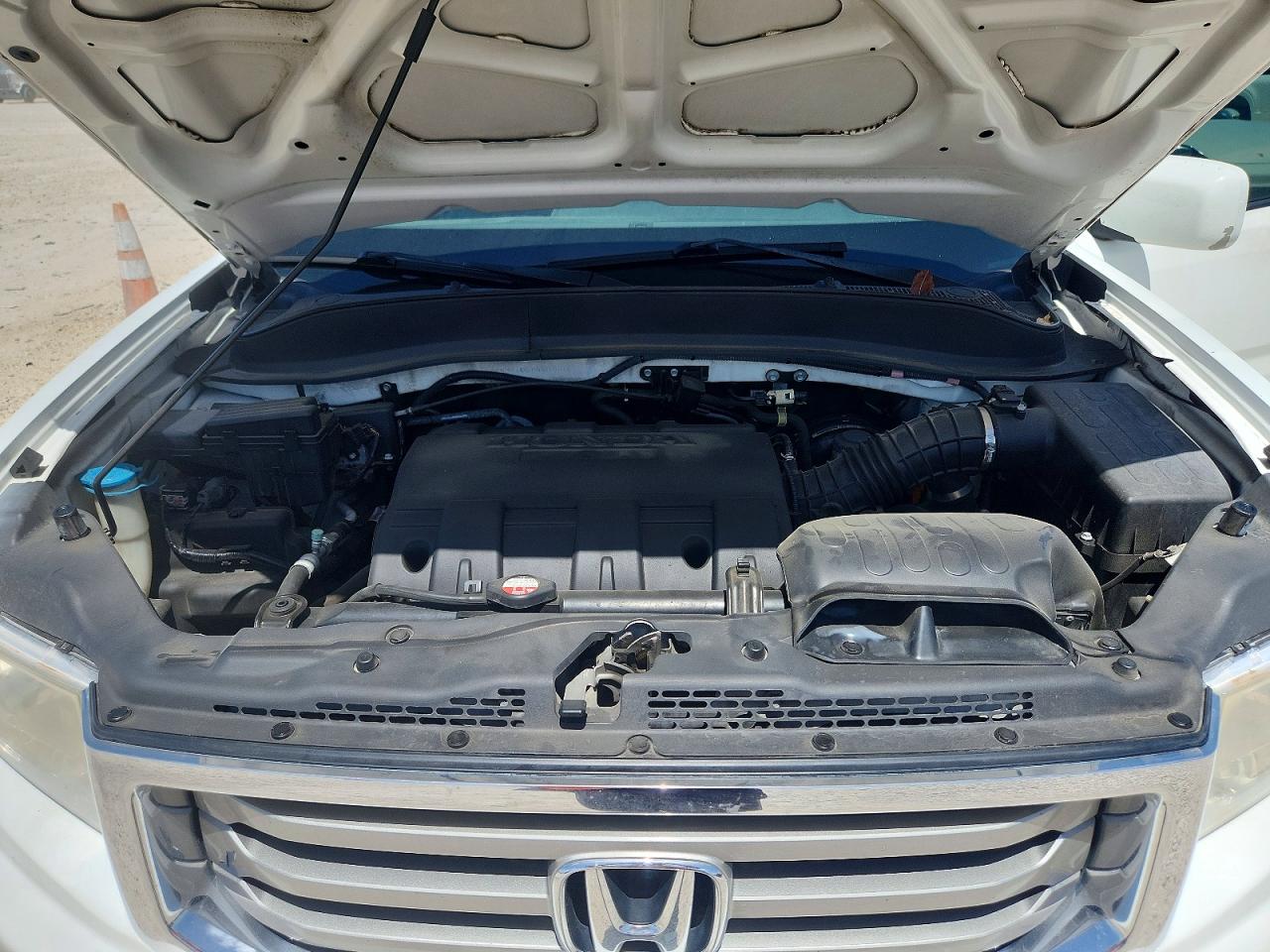2013 Honda Ridgeline Rtl White vin: 5FPYK1F57DB019018