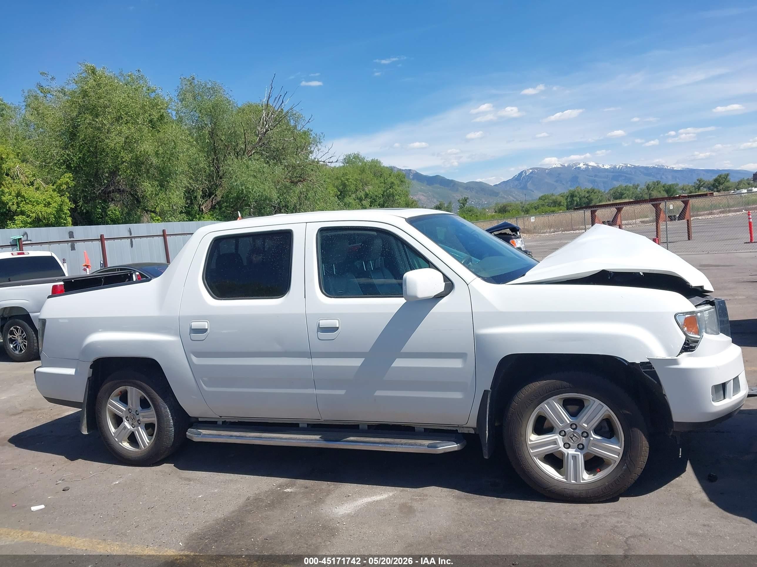 2013 Honda Ridgeline Rtl White vin: 5FPYK1F58DB010599
