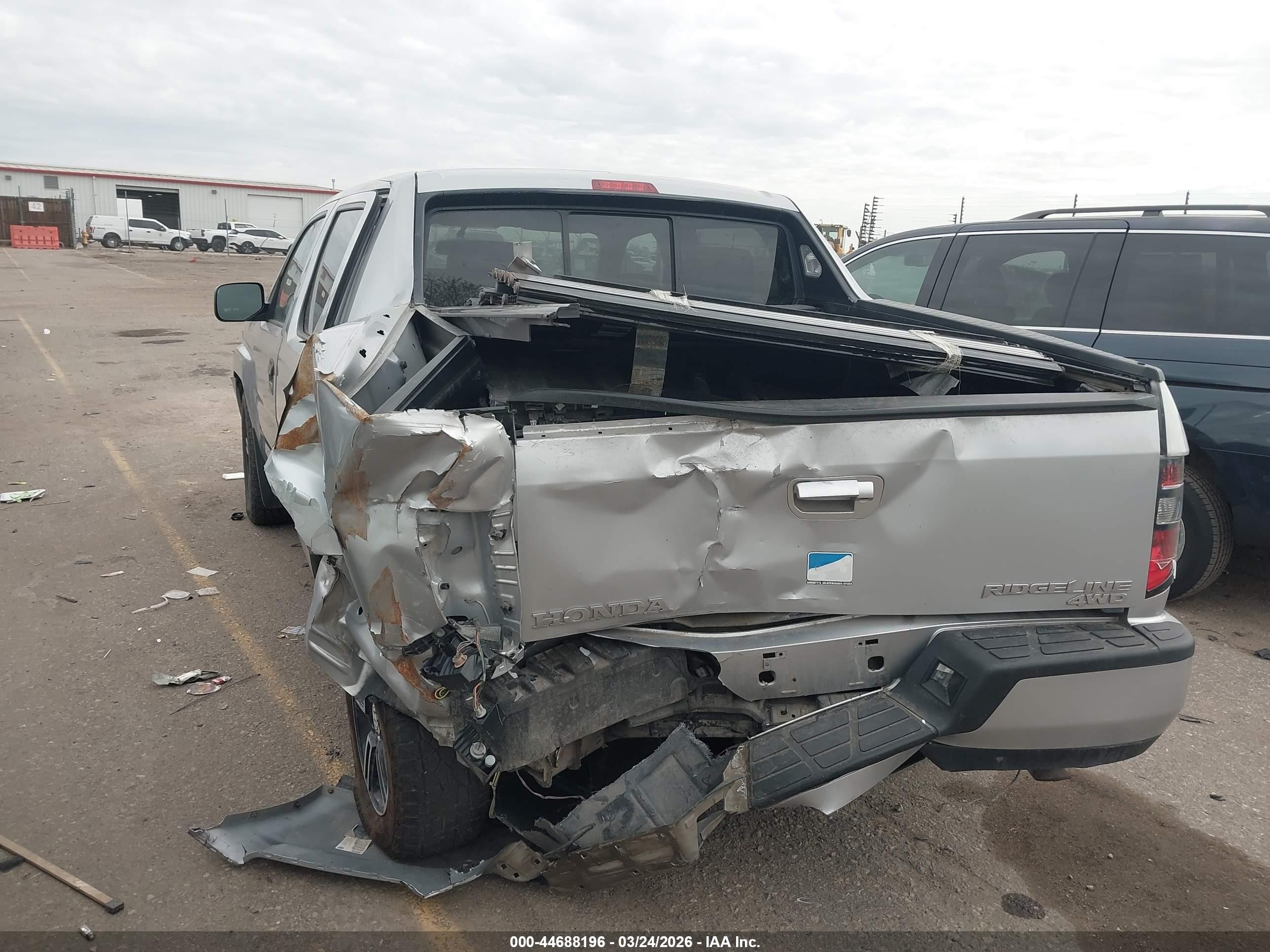 2014 Honda Ridgeline Sport Silver vin: 5FPYK1F74EB011994
