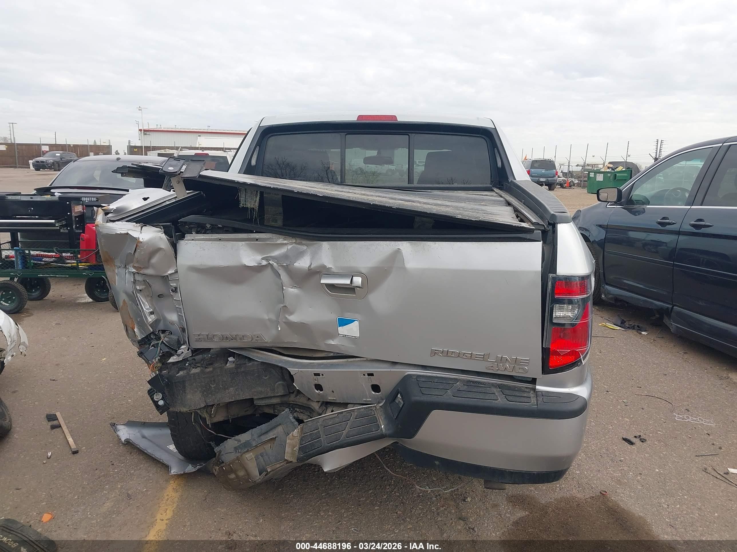 2014 Honda Ridgeline Sport Silver vin: 5FPYK1F74EB011994