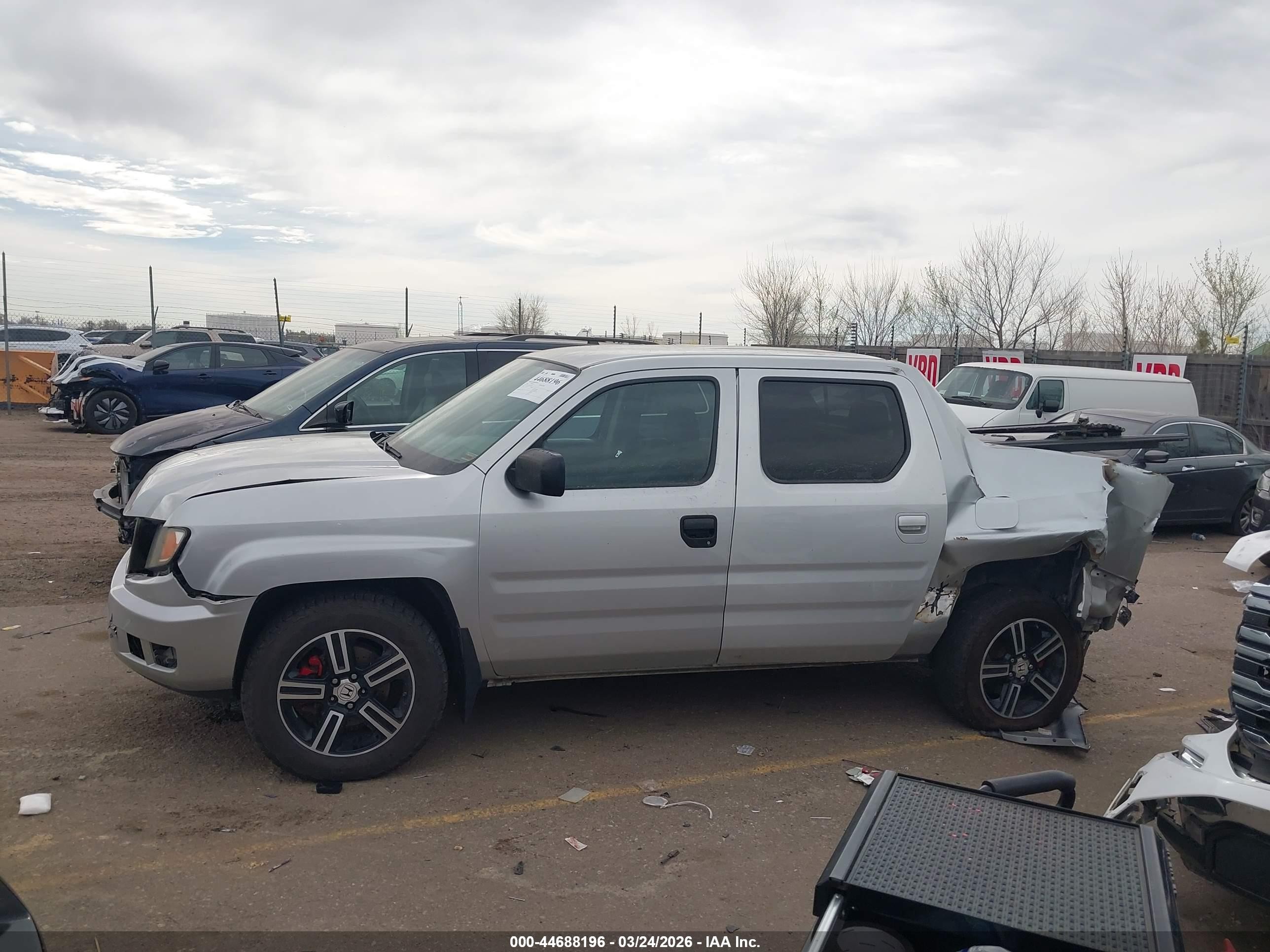 2014 Honda Ridgeline Sport Silver vin: 5FPYK1F74EB011994