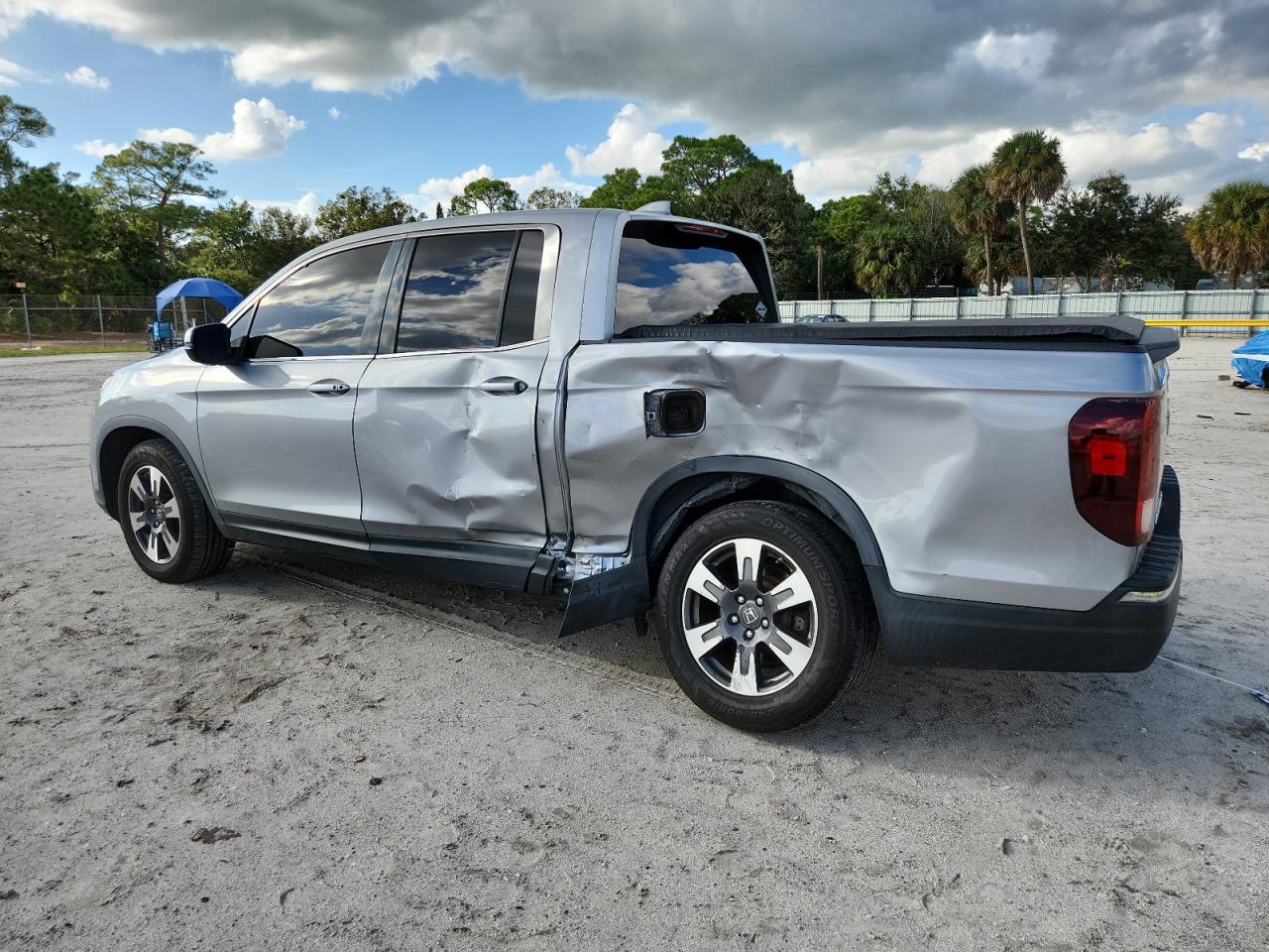 2018 Honda Ridgeline Rtl Silver vin: 5FPYK2F50JB001798
