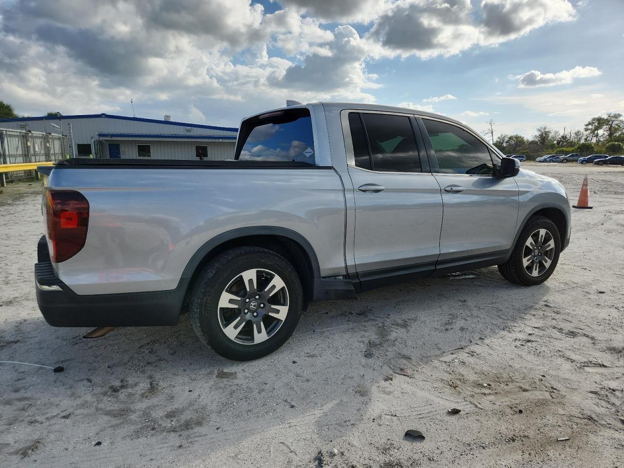 2018 Honda Ridgeline Rtl Silver vin: 5FPYK2F50JB001798