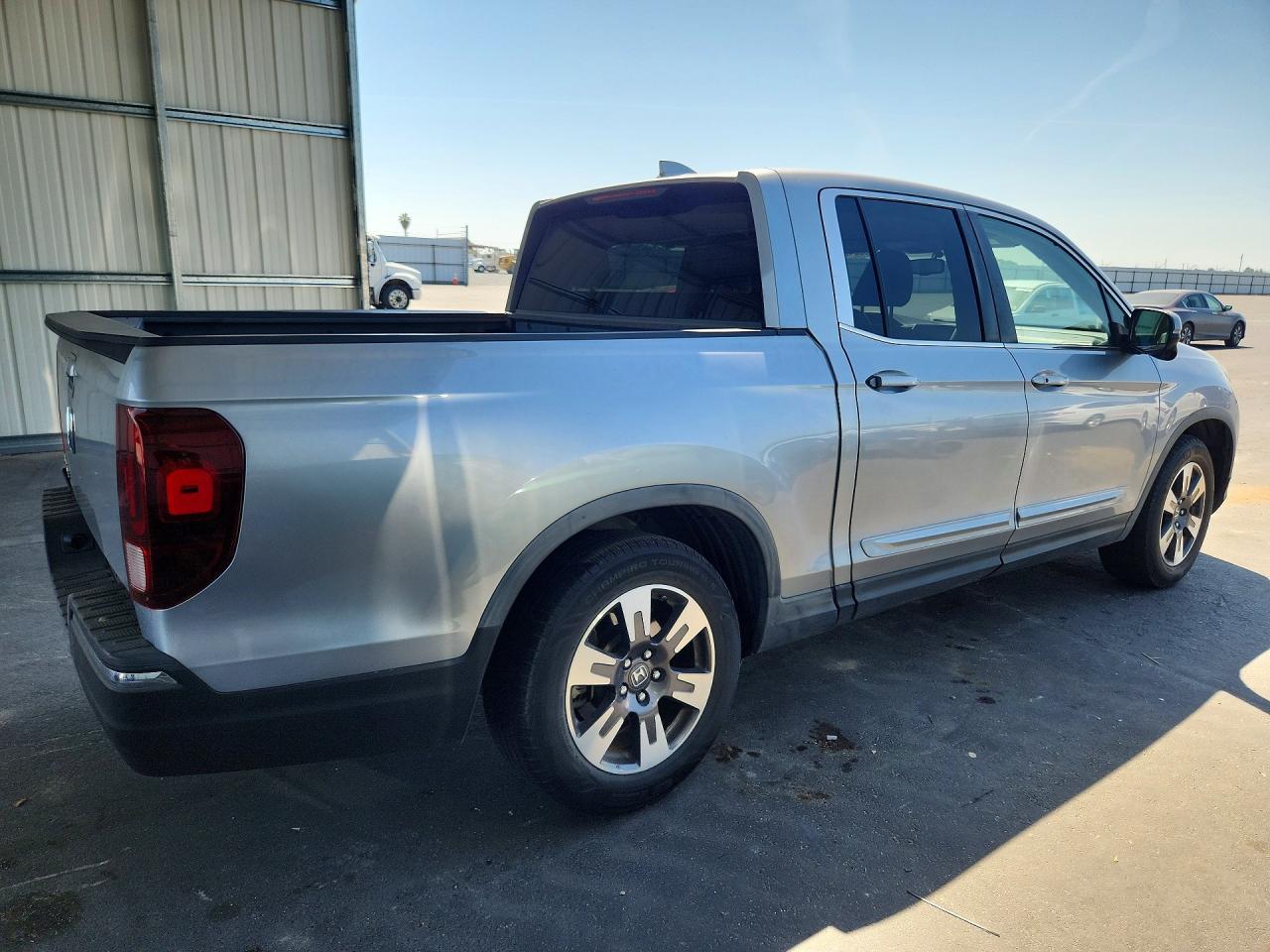 2017 Honda Ridgeline Rtl Silver vin: 5FPYK2F66HB010539