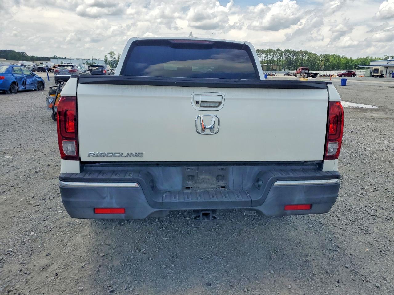 2017 Honda Ridgeline Rtl White vin: 5FPYK2F6XHB001391