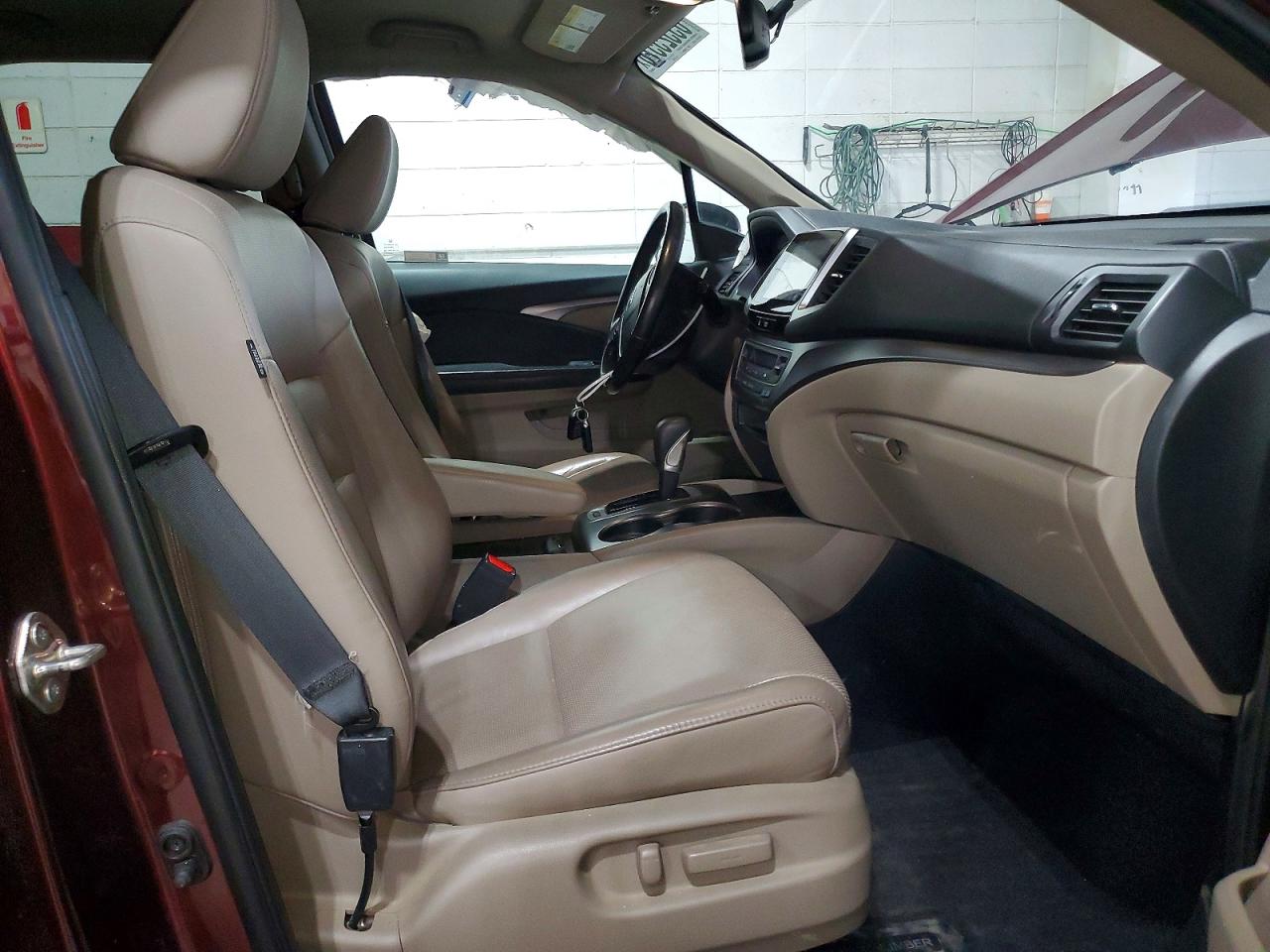 2019 Honda Ridgeline Rtl Burgundy vin: 5FPYK3F64KB018930
